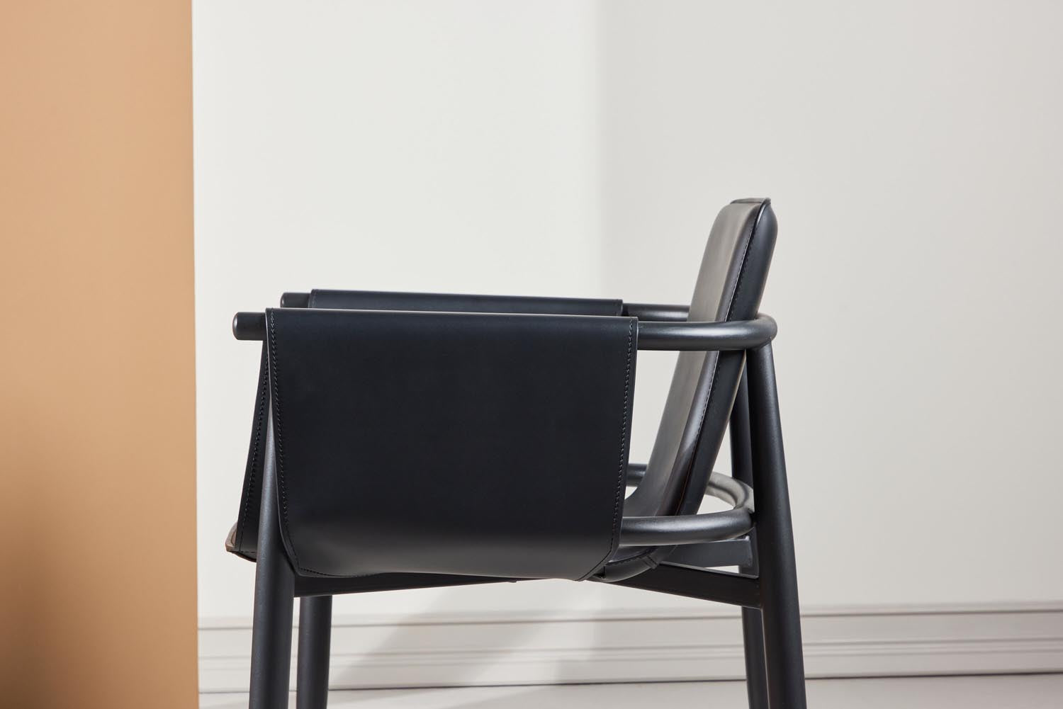 Bjäre Armlehnstuhl in Schwarz präsentiert im Onlineshop von KAQTU Design AG. Stuhl mit Armlehne ist von Vind