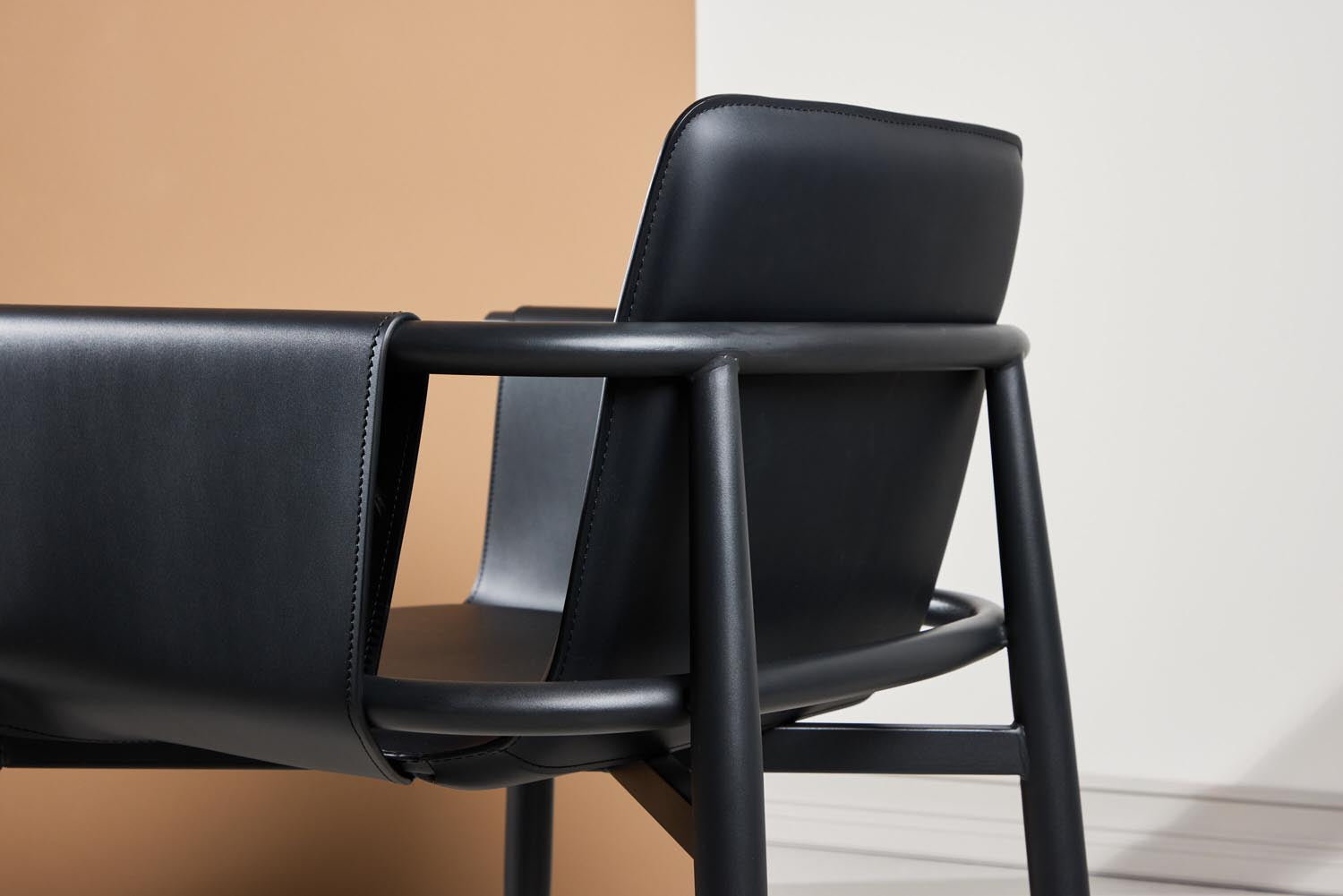 Bjäre Armlehnstuhl in Schwarz präsentiert im Onlineshop von KAQTU Design AG. Stuhl mit Armlehne ist von Vind