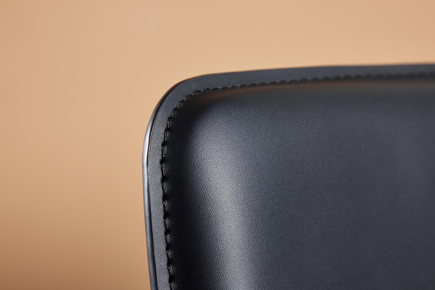 Bjäre Armlehnstuhl in Schwarz präsentiert im Onlineshop von KAQTU Design AG. Stuhl mit Armlehne ist von Vind