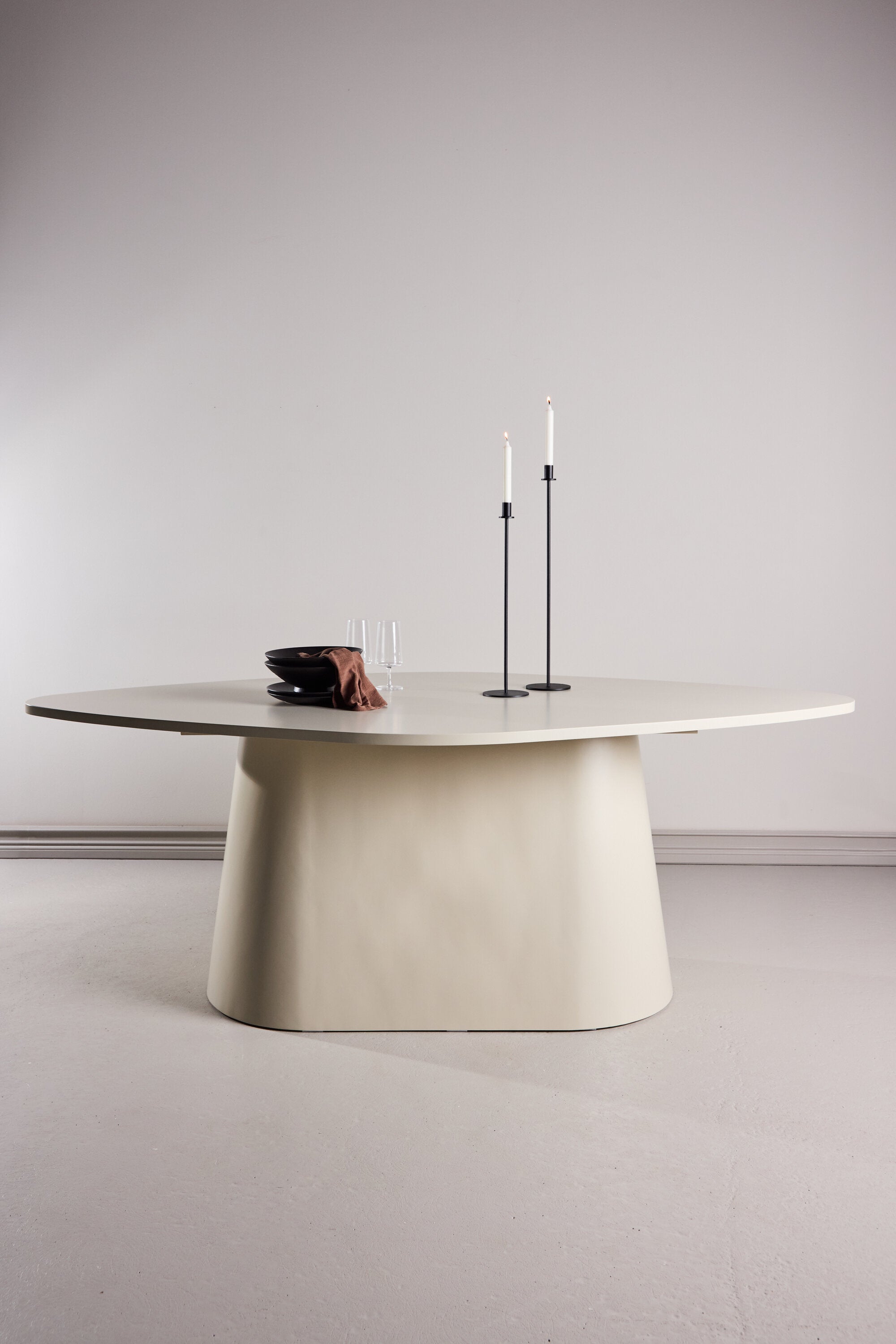 Diamond Oval Esstisch in Beige präsentiert im Onlineshop von KAQTU Design AG. Esstisch ist von Vind