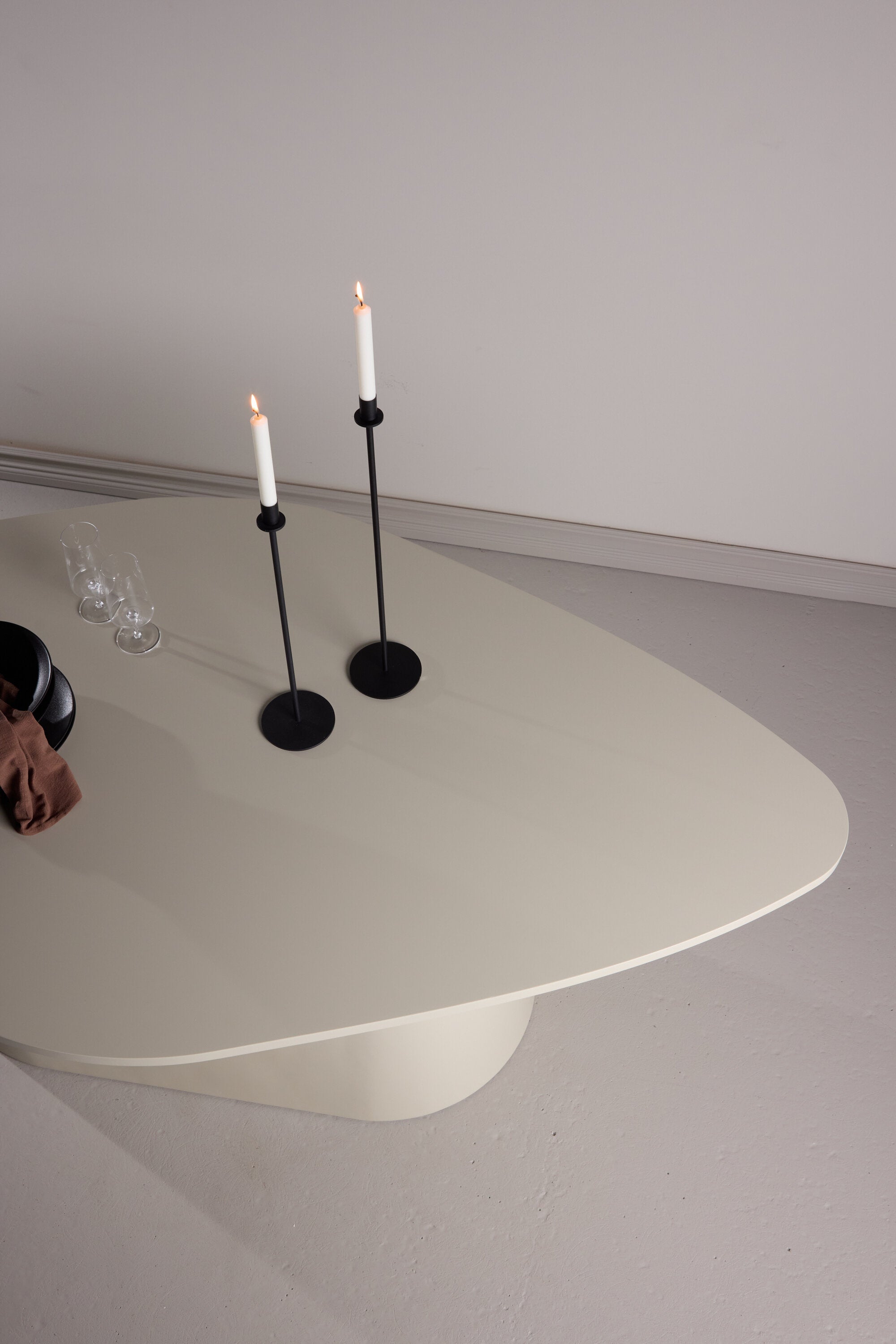 Diamond Oval Esstisch in Beige präsentiert im Onlineshop von KAQTU Design AG. Esstisch ist von Vind