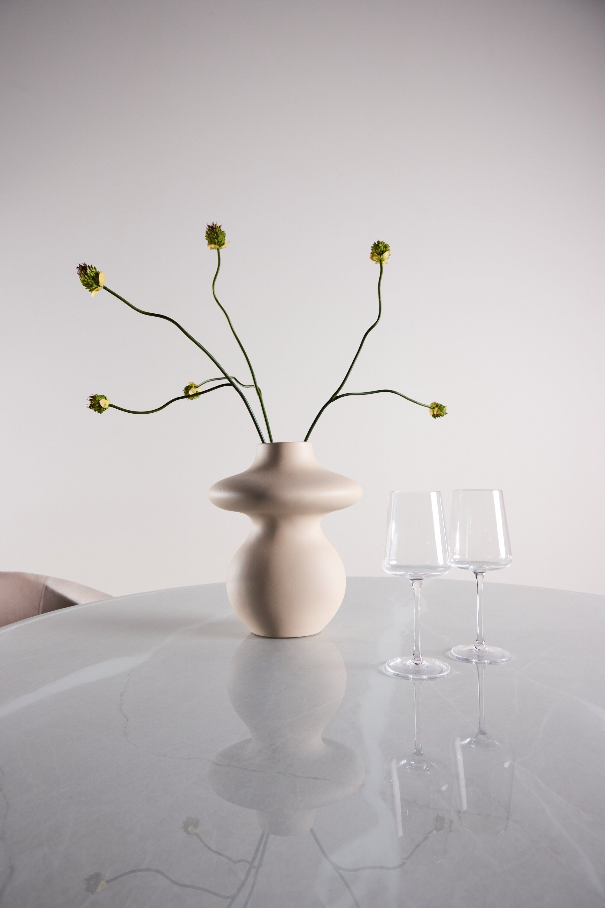 Härön Round Esstisch in Weiss präsentiert im Onlineshop von KAQTU Design AG. Gartentisch ist von Vind