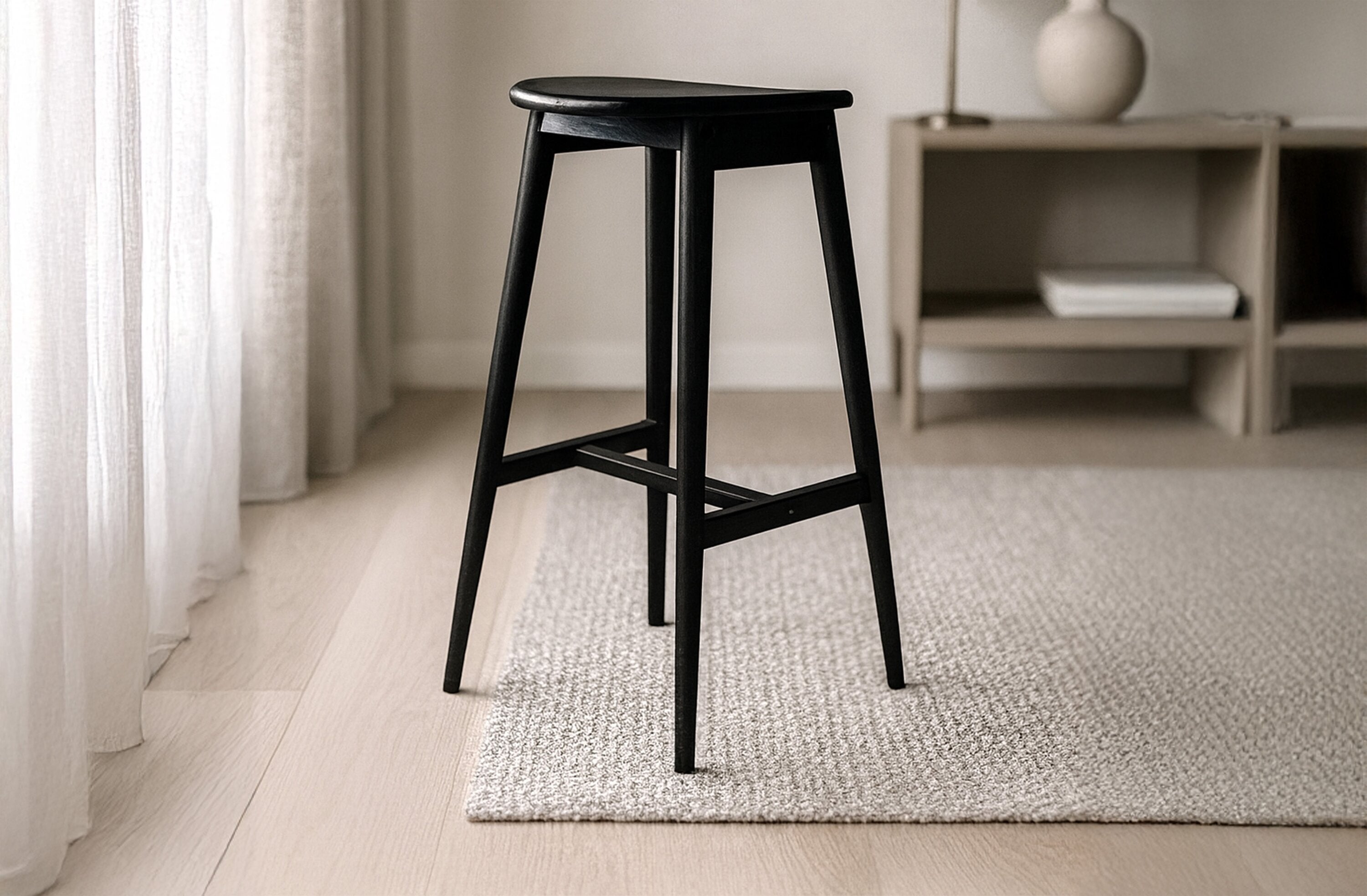 Eleganter Orust Barstuhl in Schwarz, ideal für moderne Bars und Küchen, bietet Komfort und Stil für jeden Raum.
