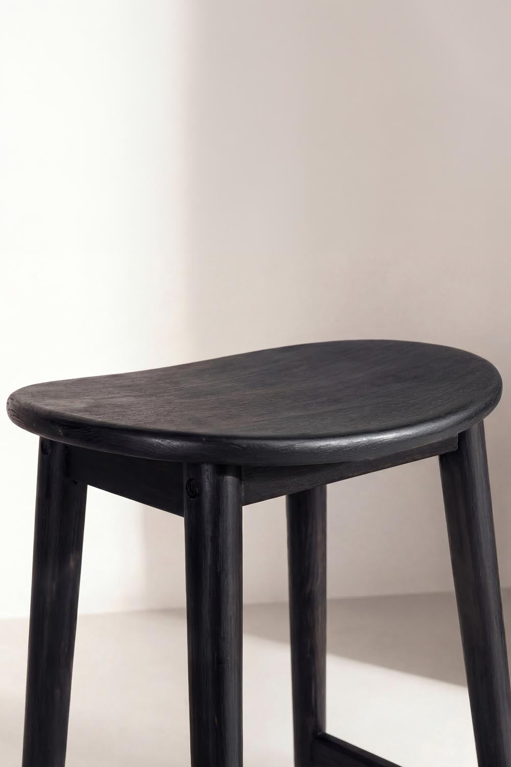 Orust Barhocker in Schwarz präsentiert im Onlineshop von KAQTU Design AG. Barstuhl ist von Vind
