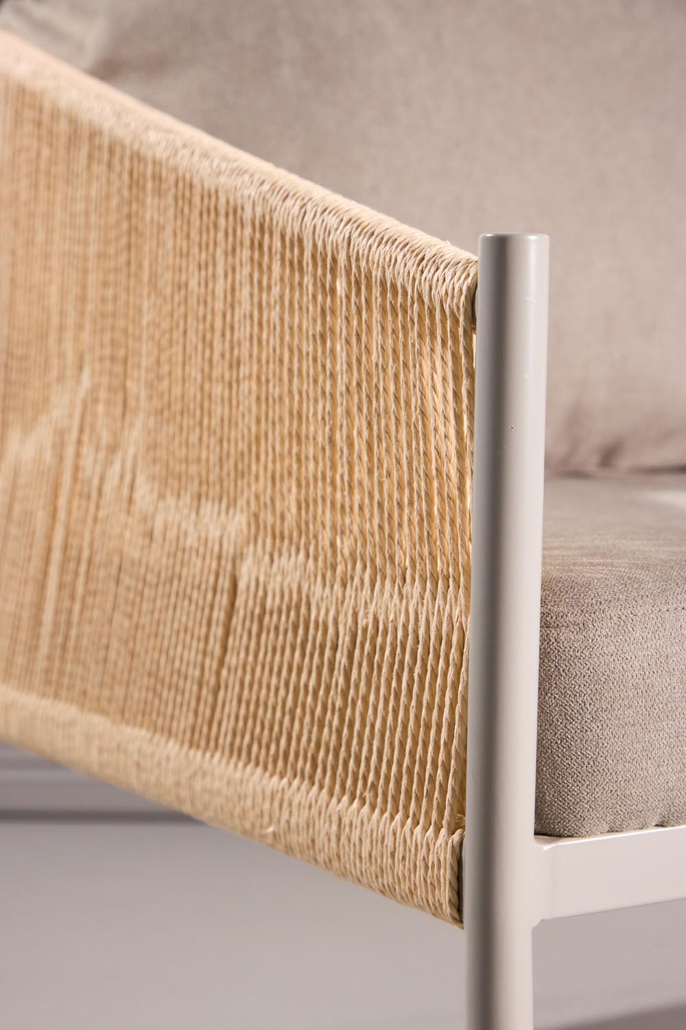 Louie Sessel in Beige präsentiert im Onlineshop von KAQTU Design AG. Sessel mit Armlehnen ist von Vind
