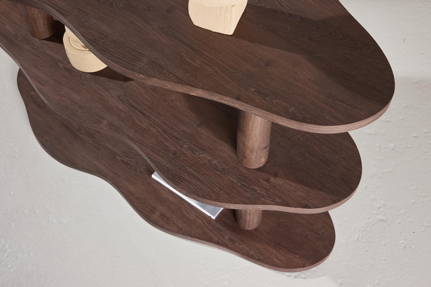 Moln Regal in Mokka präsentiert im Onlineshop von KAQTU Design AG. Regal ist von Vind