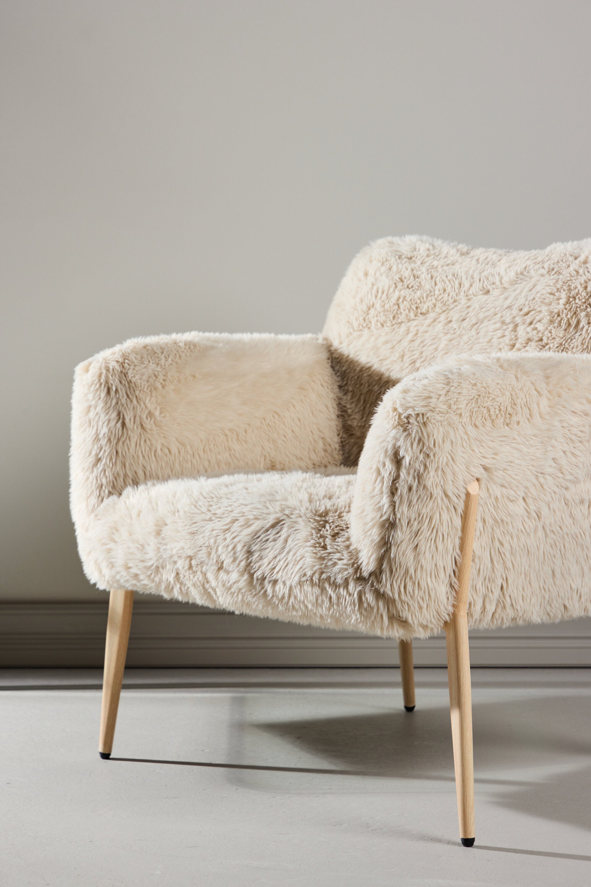 Zenzi Sessel in Beige präsentiert im Onlineshop von KAQTU Design AG. Sessel mit Armlehnen ist von Venture Home