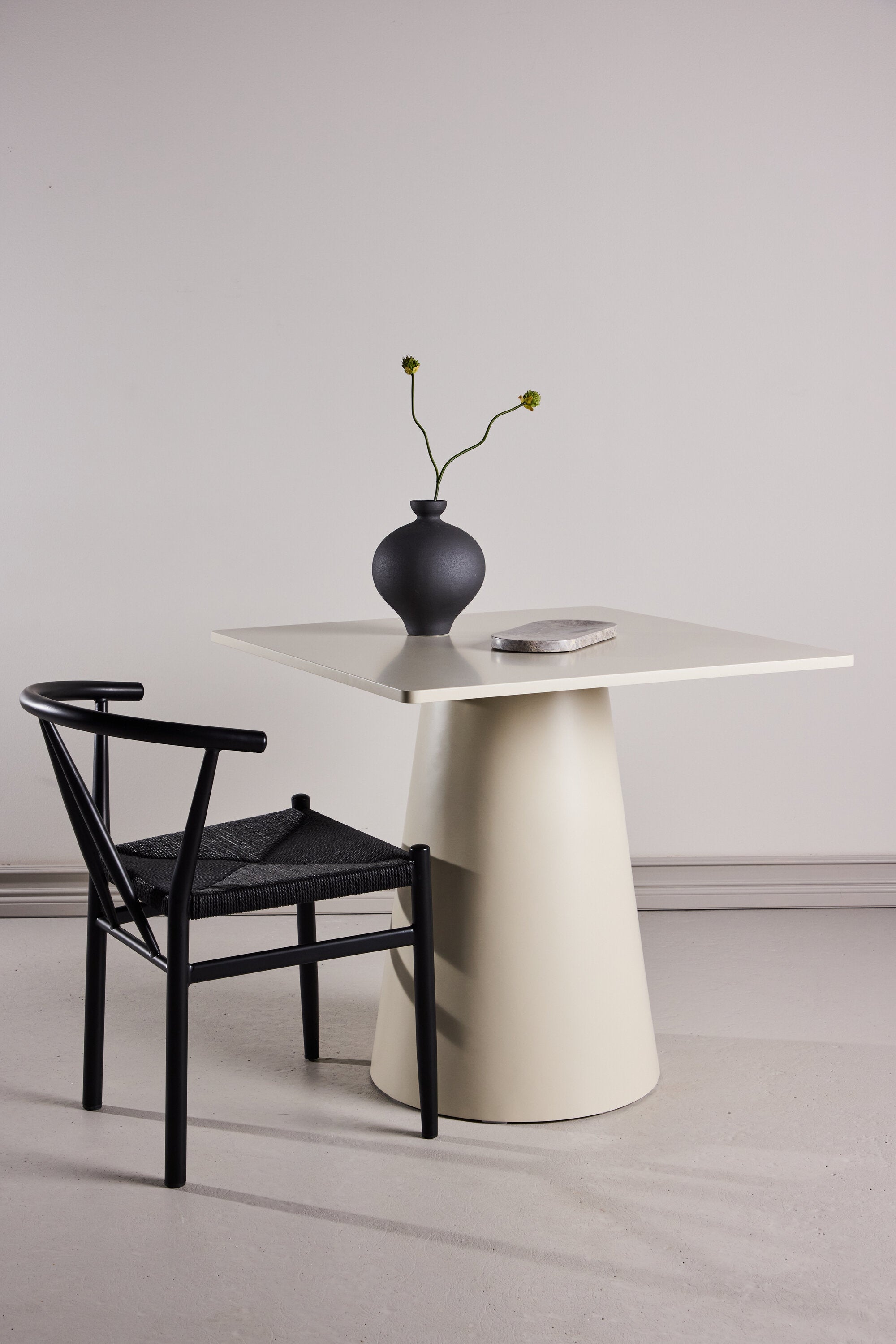 Tisch Lanzi in Beige präsentiert im Onlineshop von KAQTU Design AG. Gartentisch ist von Venture Home