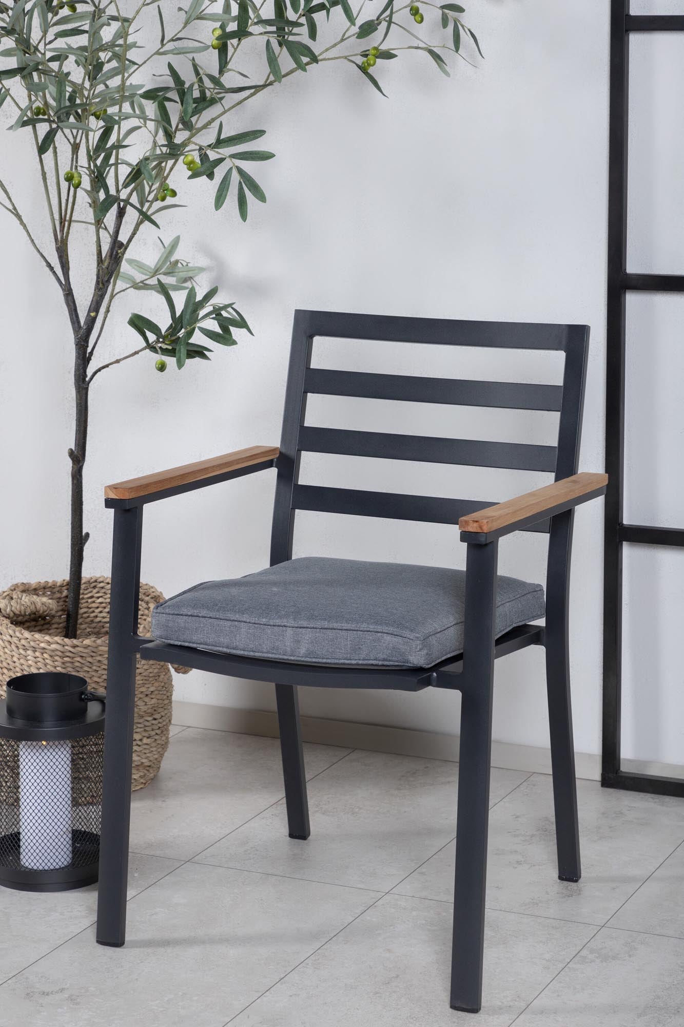 Brasilia Stuhl: Modernes Design für Ihren stilvollen Aussenbereich.