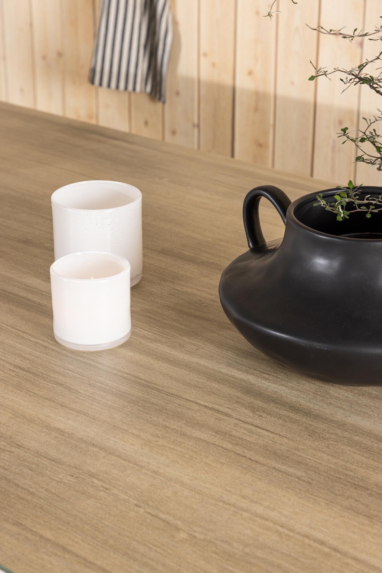 Zeitloser Merlo Esstisch von Venture Home für Ihr Esszimmer.