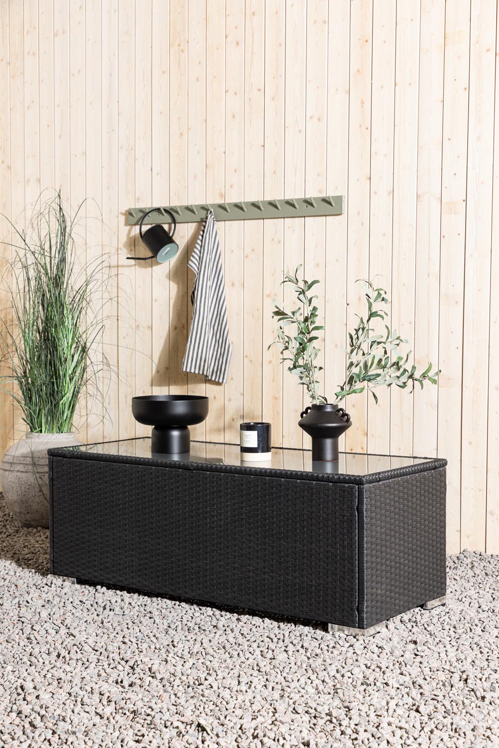 London Sofatisch in Schwarz präsentiert im Onlineshop von KAQTU Design AG. Beistelltisch Outdoor ist von Venture Home