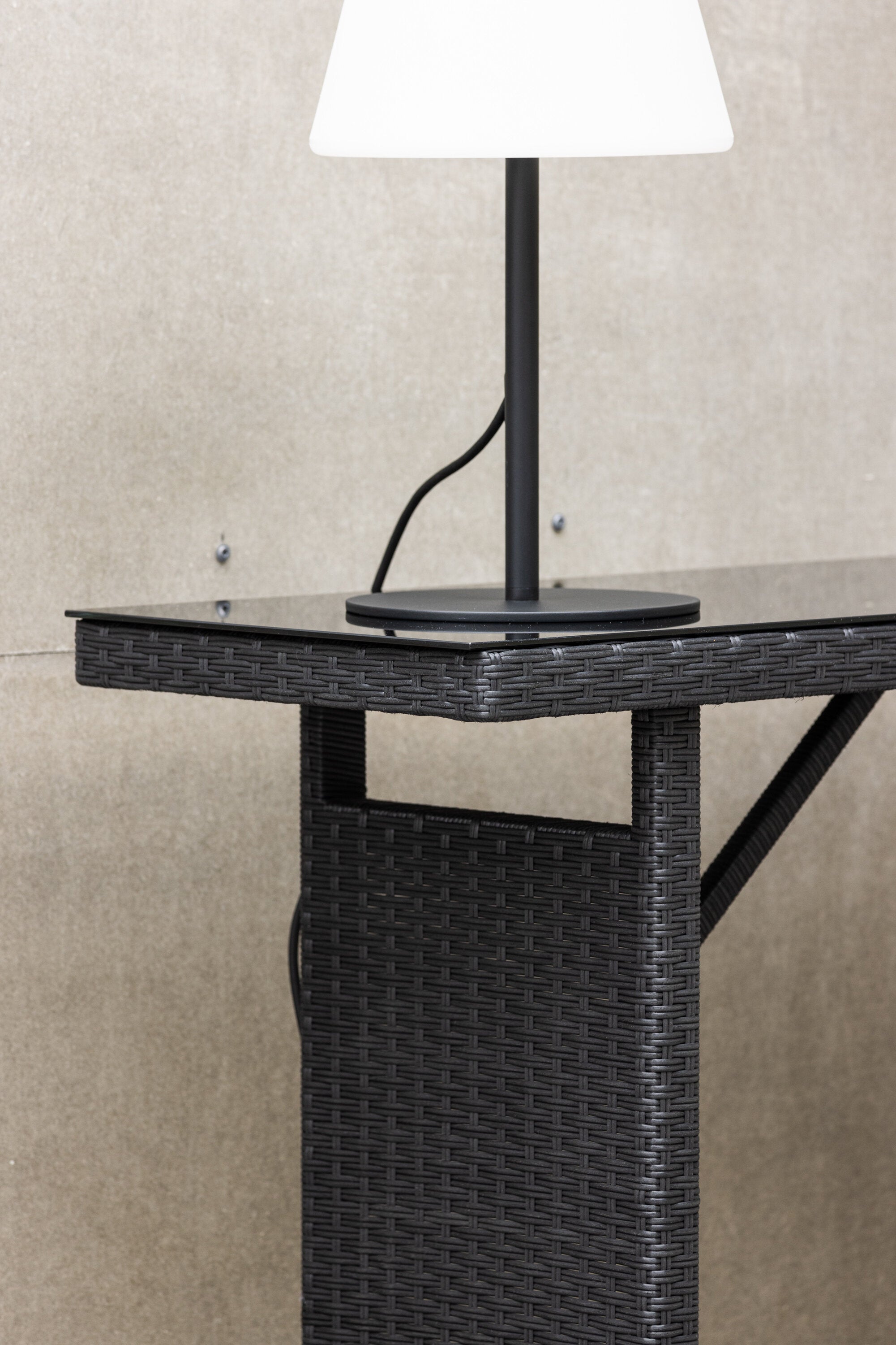 Padova Beistelltisch in Schwarz präsentiert im Onlineshop von KAQTU Design AG. Beistelltisch Outdoor ist von Venture Home