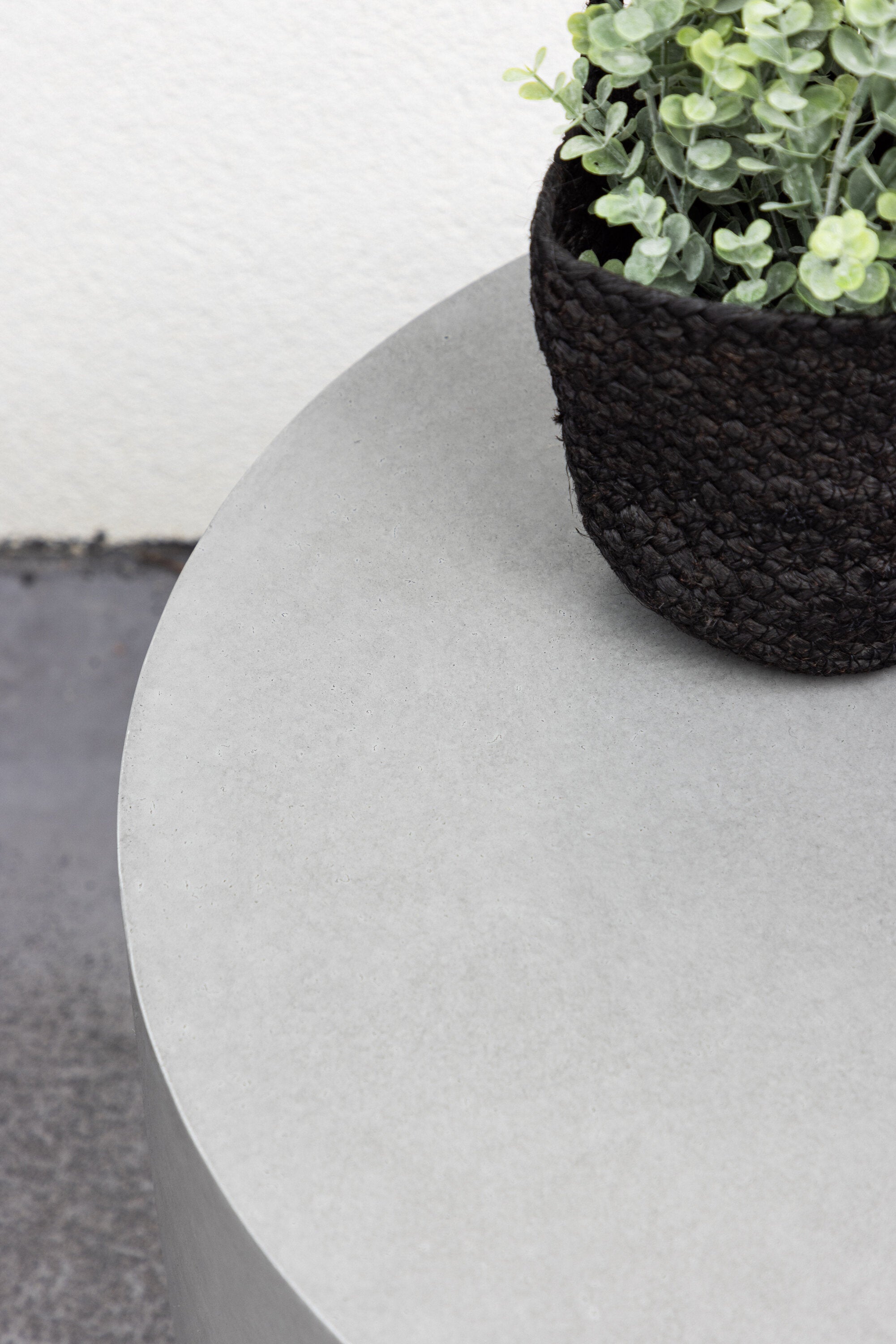 Lissabon Beistelltisch in Grau präsentiert im Onlineshop von KAQTU Design AG. Beistelltisch Outdoor ist von Venture Home