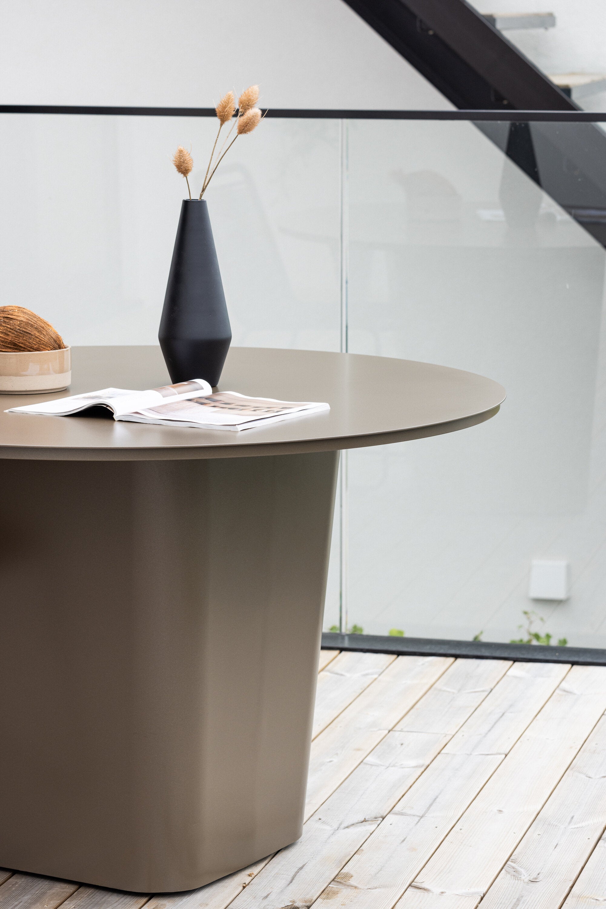 Santa Fe Gartentisch rund in Braun präsentiert im Onlineshop von KAQTU Design AG. Gartentisch ist von Venture Home