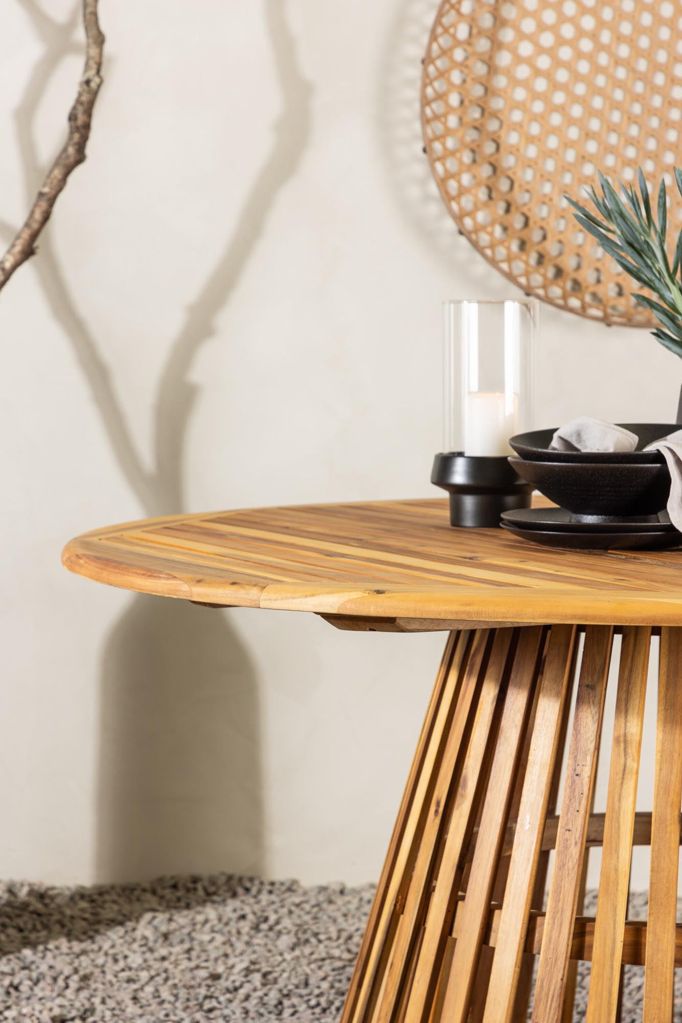 Moderner runder Esstisch Tucumán aus Akazienholz von Venture Home.