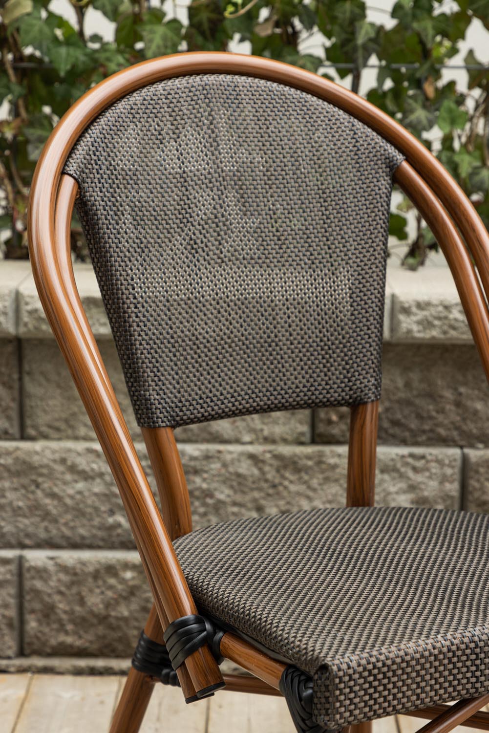 Guarda Cafe Stuhl in Schwarz Braun präsentiert im Onlineshop von KAQTU Design AG. Gartenstuhl mit Armlehnen ist von Venture Home