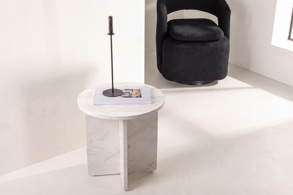 Runder Beistelltisch Ålesund in Beige mit marmoriert wirkender MDF-Tischplatte und schlanken MDF-Beinen, Durchmesser 50 cm, skandinavisches Design.