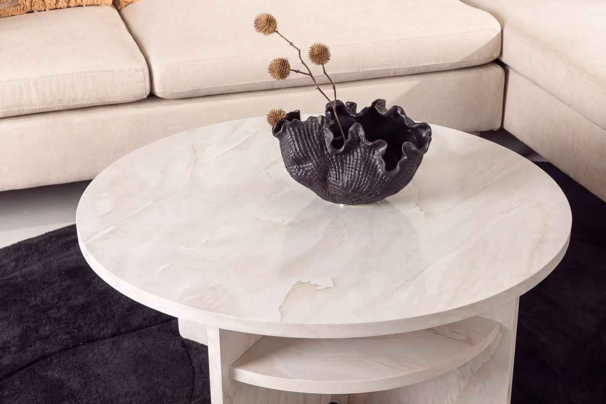 Runder Beistelltisch mit Tischplatte und Beinen aus MDF in Marmor-Optik, Farbe Beige, Durchmesser 85 cm.