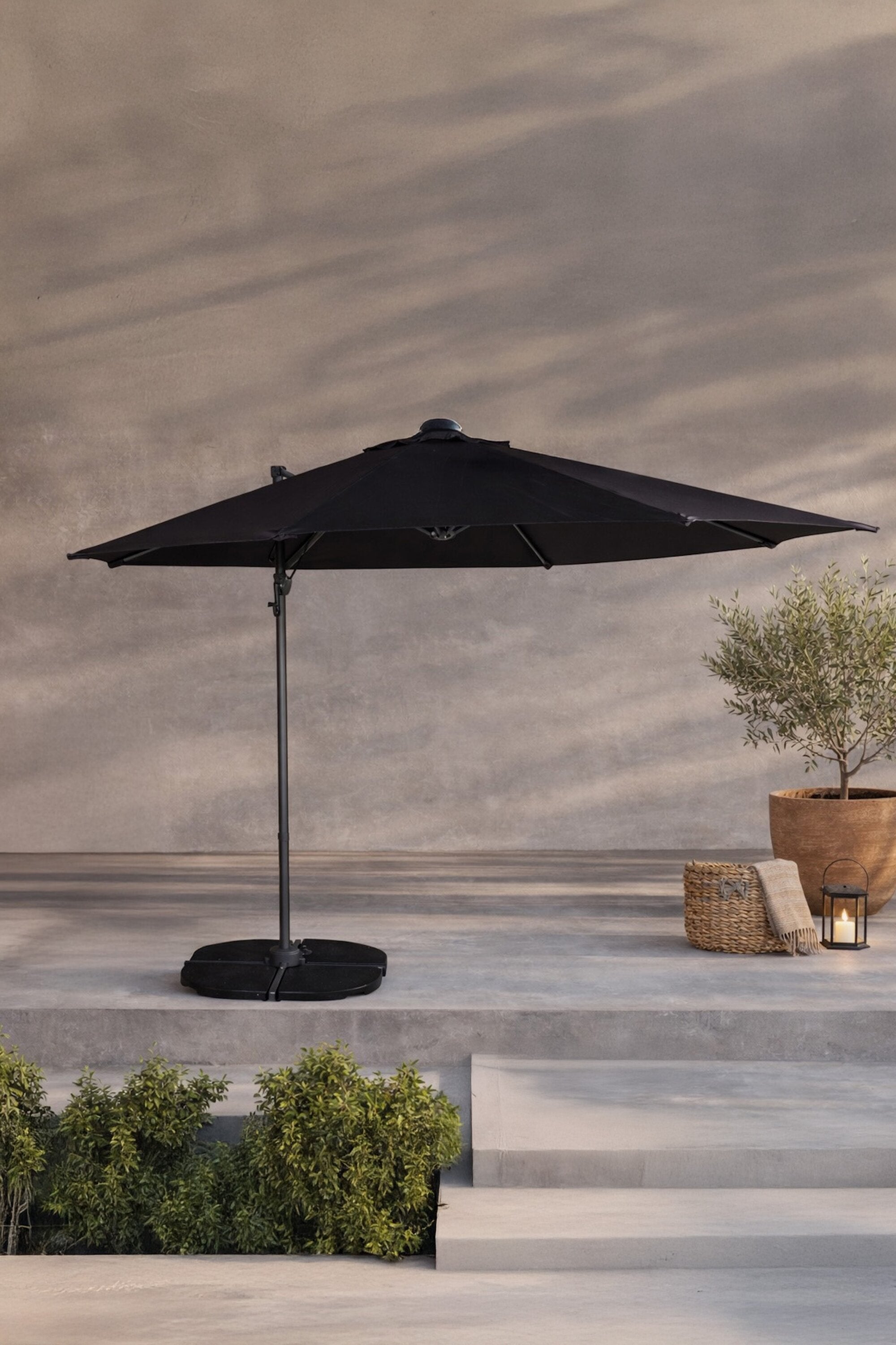 Leeds Sonnenschirm in Schwarz präsentiert im Onlineshop von KAQTU Design AG. Sonnenschirm ist von Venture Home