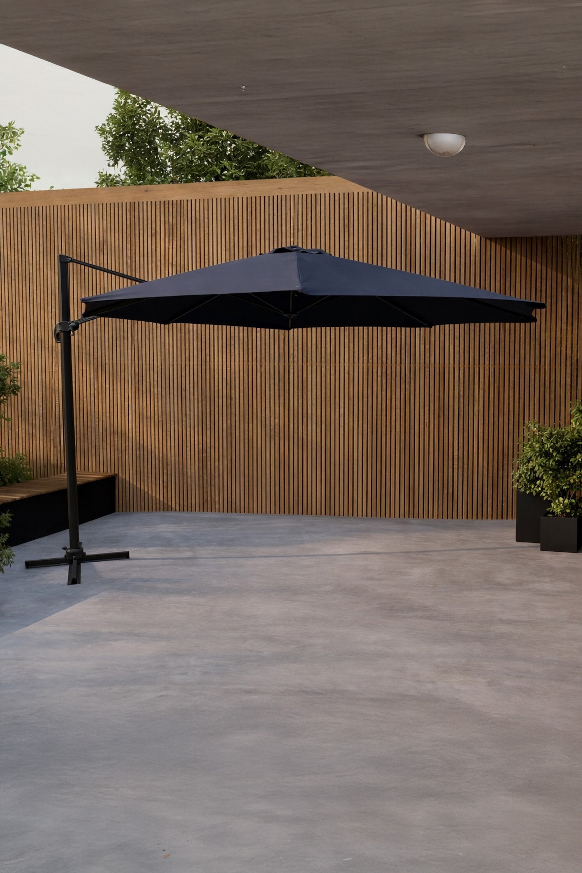 Leeds Sonnenschirm in Schwarz präsentiert im Onlineshop von KAQTU Design AG. Sonnenschirm ist von Venture Home