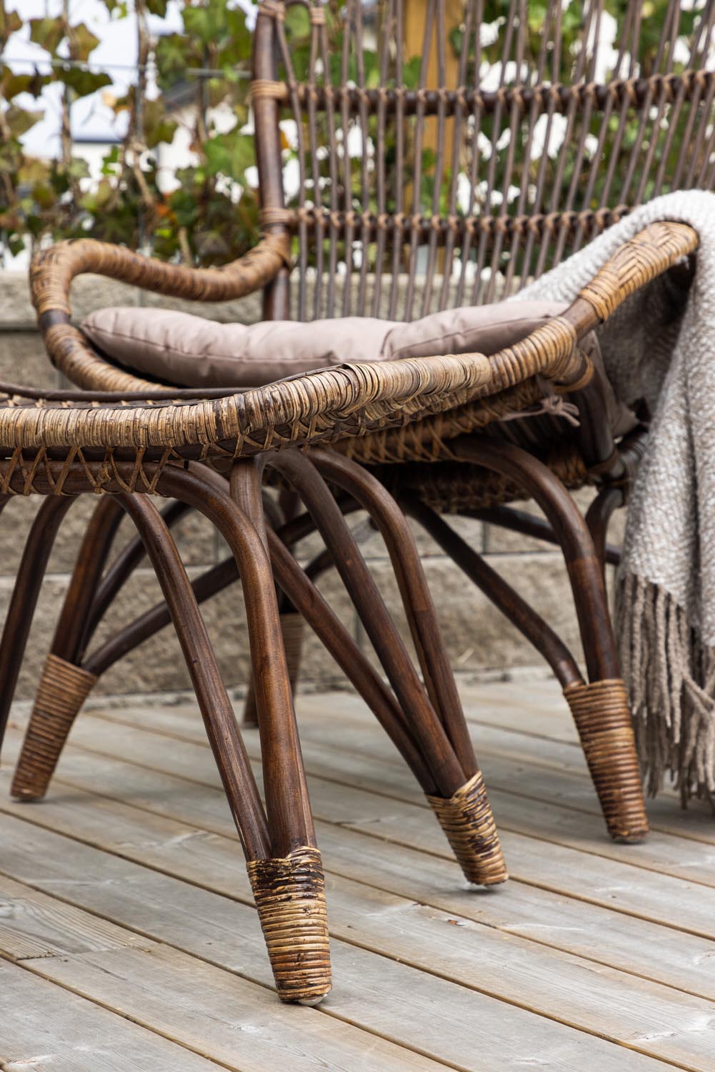 Ella Lounge Stuhl in Dark Walnut präsentiert im Onlineshop von KAQTU Design AG. Outdoor-Sessel ist von Venture Home