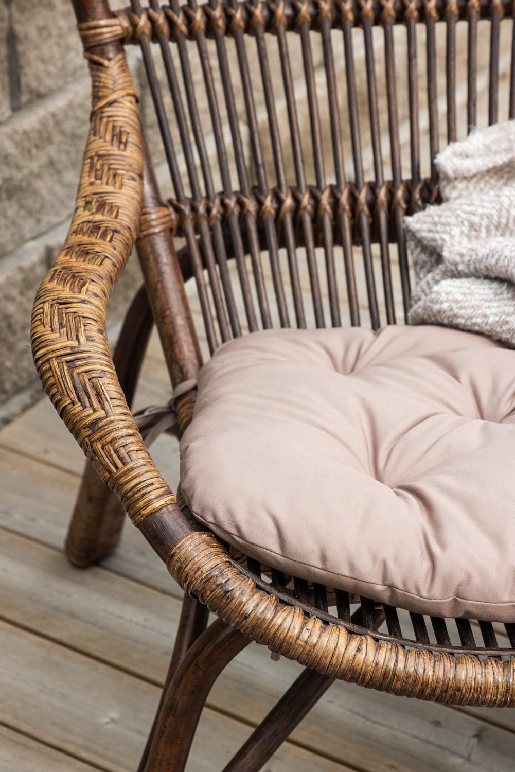 Ella Lounge Stuhl in Dark Walnut präsentiert im Onlineshop von KAQTU Design AG. Outdoor-Sessel ist von Venture Home