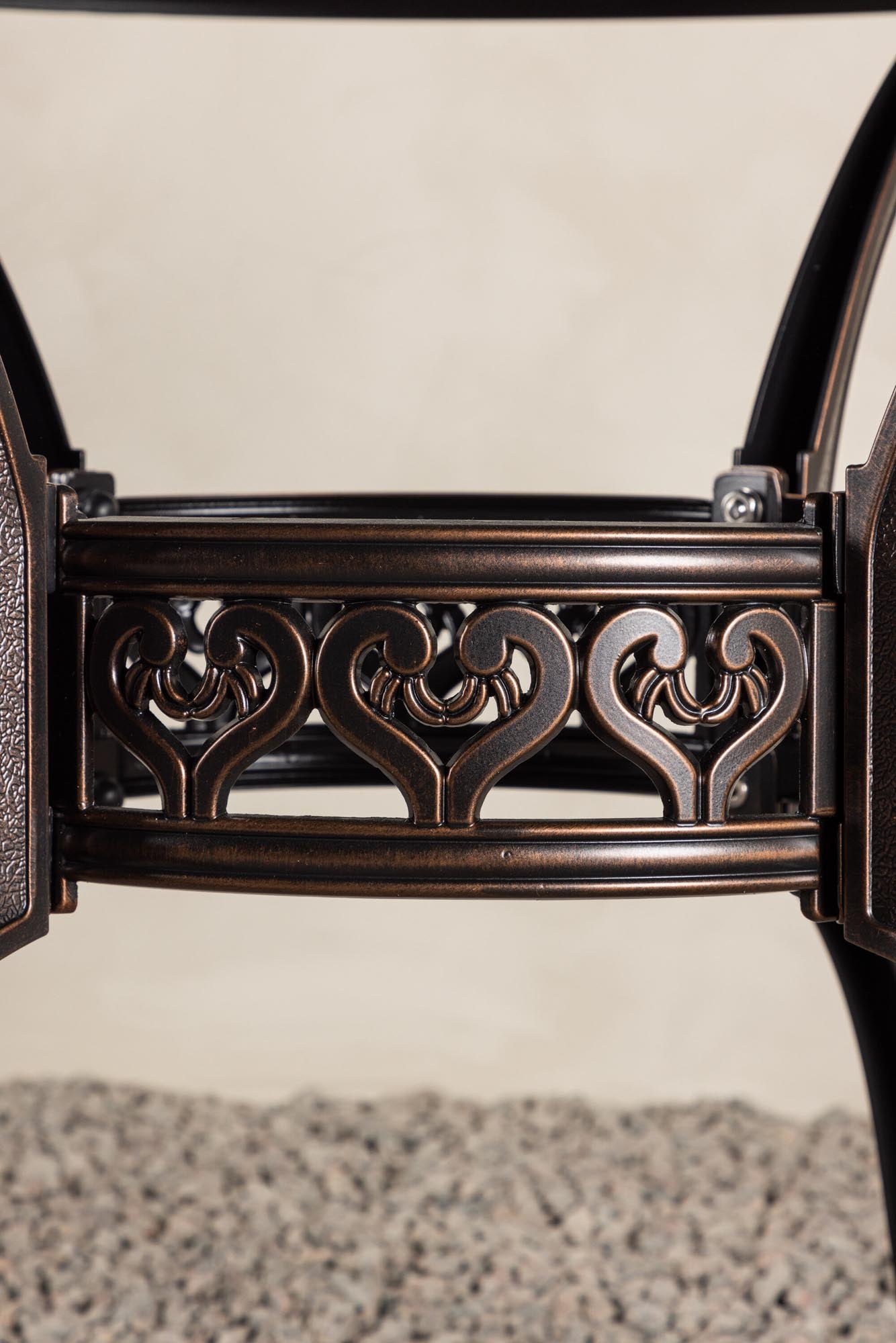 Coimbra Cafe Tisch von Venture Home: Perfekt für trendige Cafés.