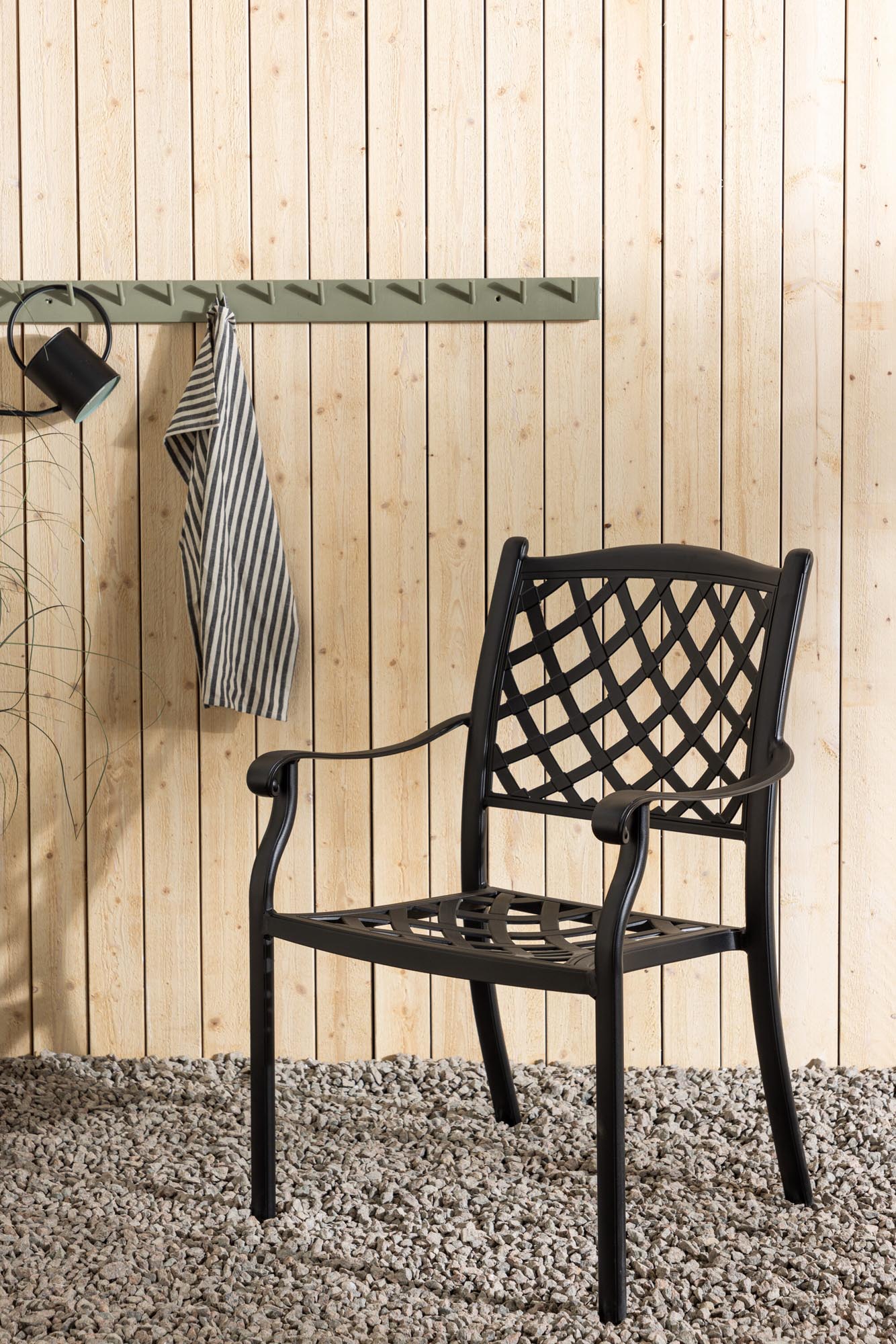 Òbidos Cafe Stuhl in Braun präsentiert im Onlineshop von KAQTU Design AG. Gartenstuhl mit Armlehnen ist von Venture Home