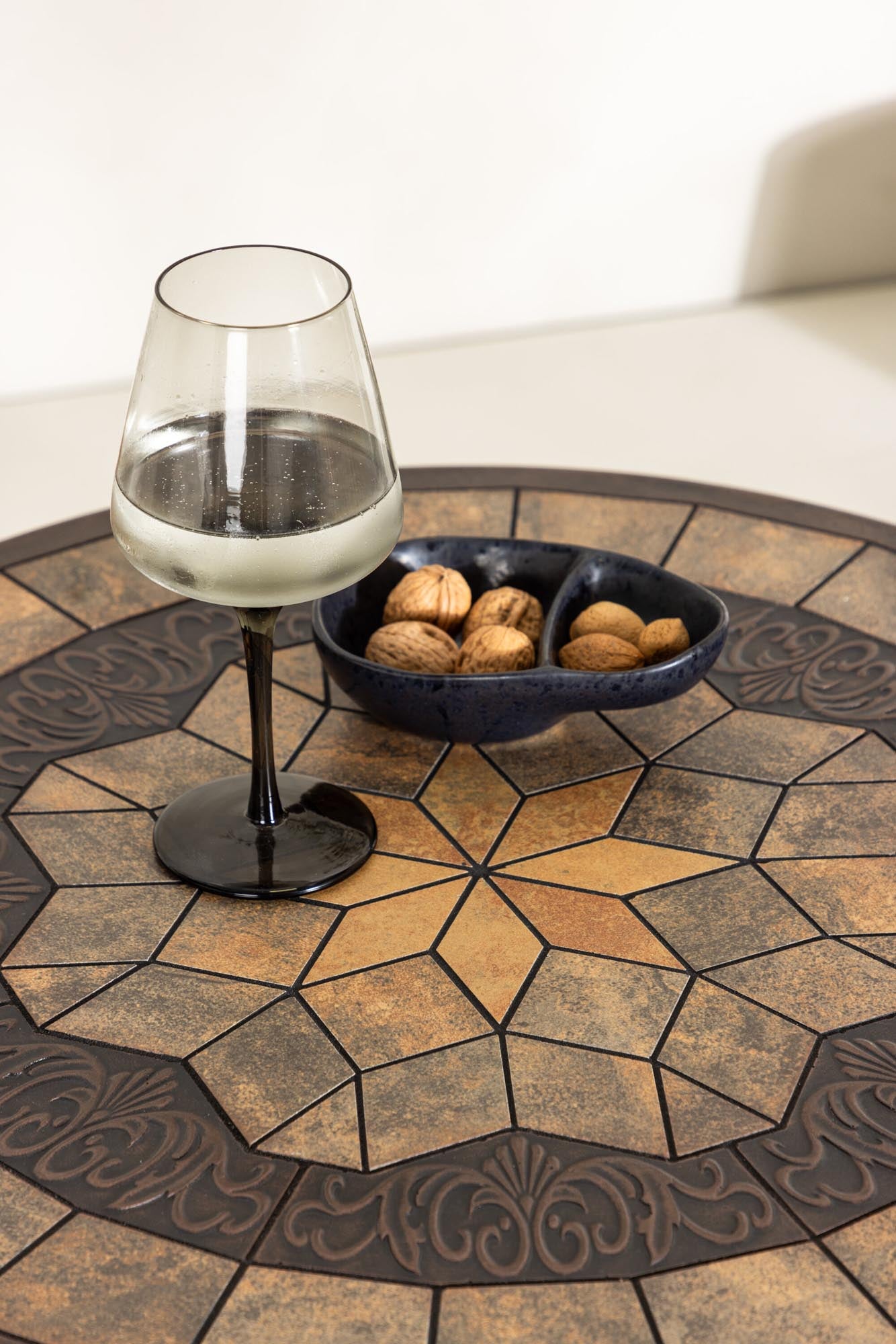 Leiria Cafe Tisch in Braun präsentiert im Onlineshop von KAQTU Design AG. Beistelltisch Outdoor ist von Venture Home