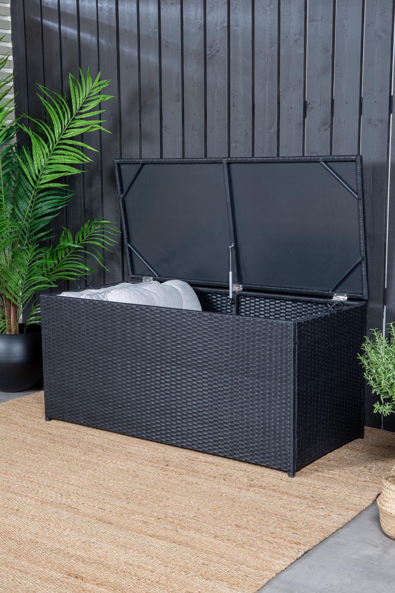 Stylische Londoner Kissenbox von Venture Home: Robuste, wetterfeste Aufbewahrung für Gartenkissen und Utensilien im eleganten Schwarz.