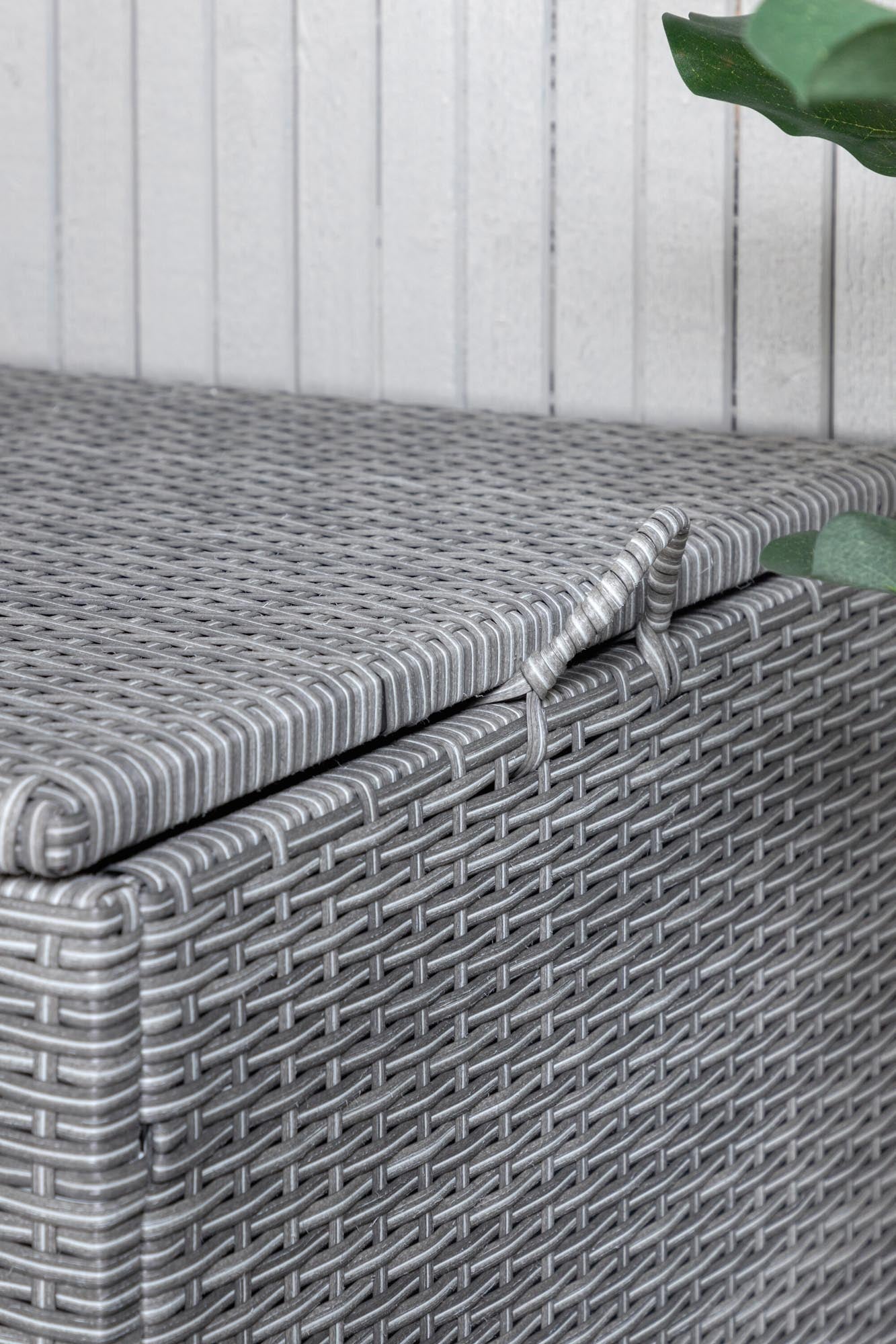 Venture Home London: Elegante Kissenbox für zeitlose Gartenästhetik.