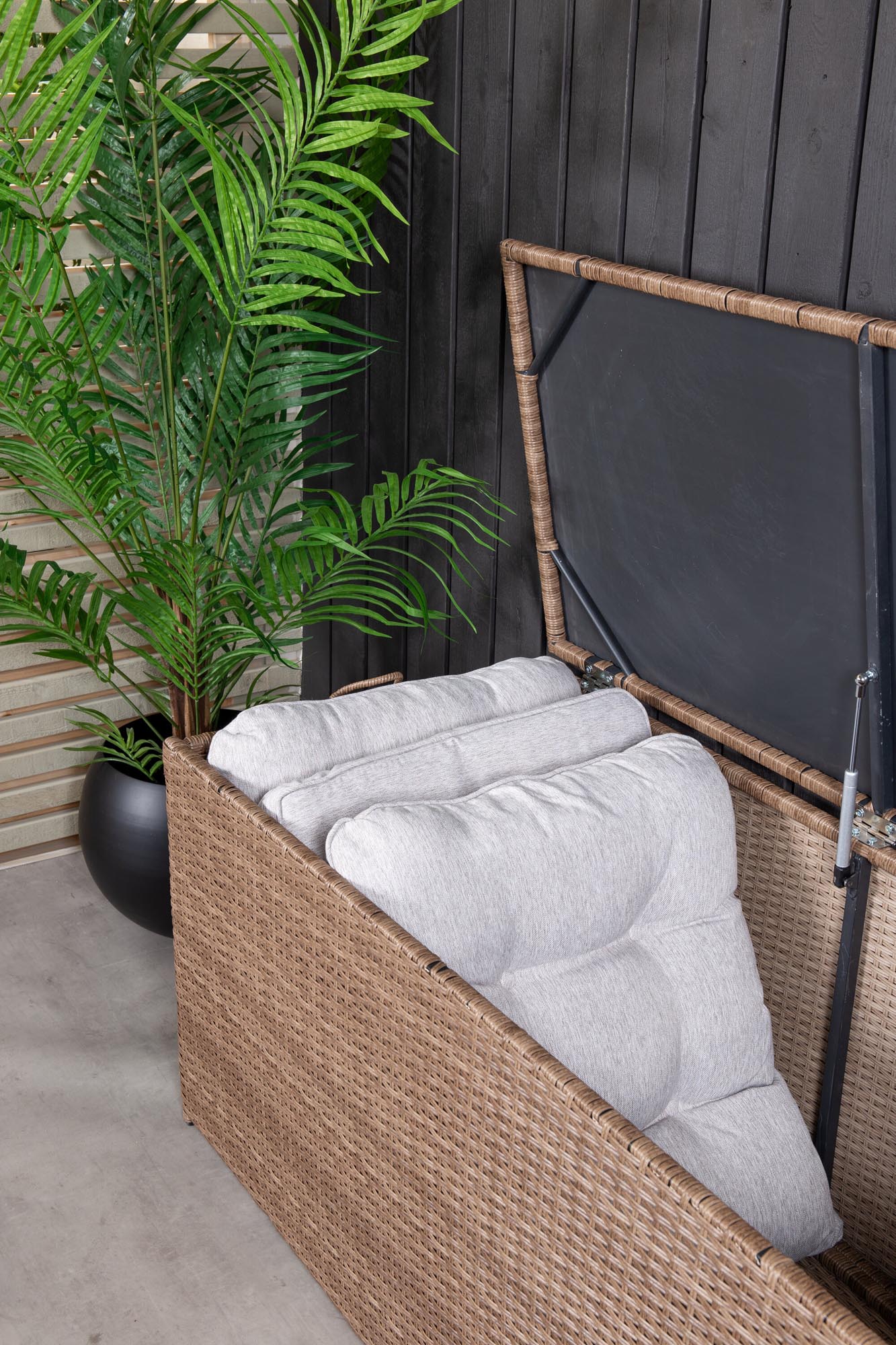 Elegante Londoner Kissenbox von Venture Home: Wetterfeste Aufbewahrung für Gartenkissen und Utensilien, perfekt für jeden Außenbereich.