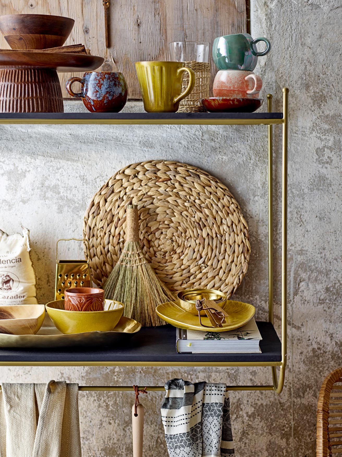 Charmante Paula Tasse in Blau aus Steingut von Bloomingville. Ideal für jeden Anlass und ein stilvoller Blickfang in Ihrer Küche.