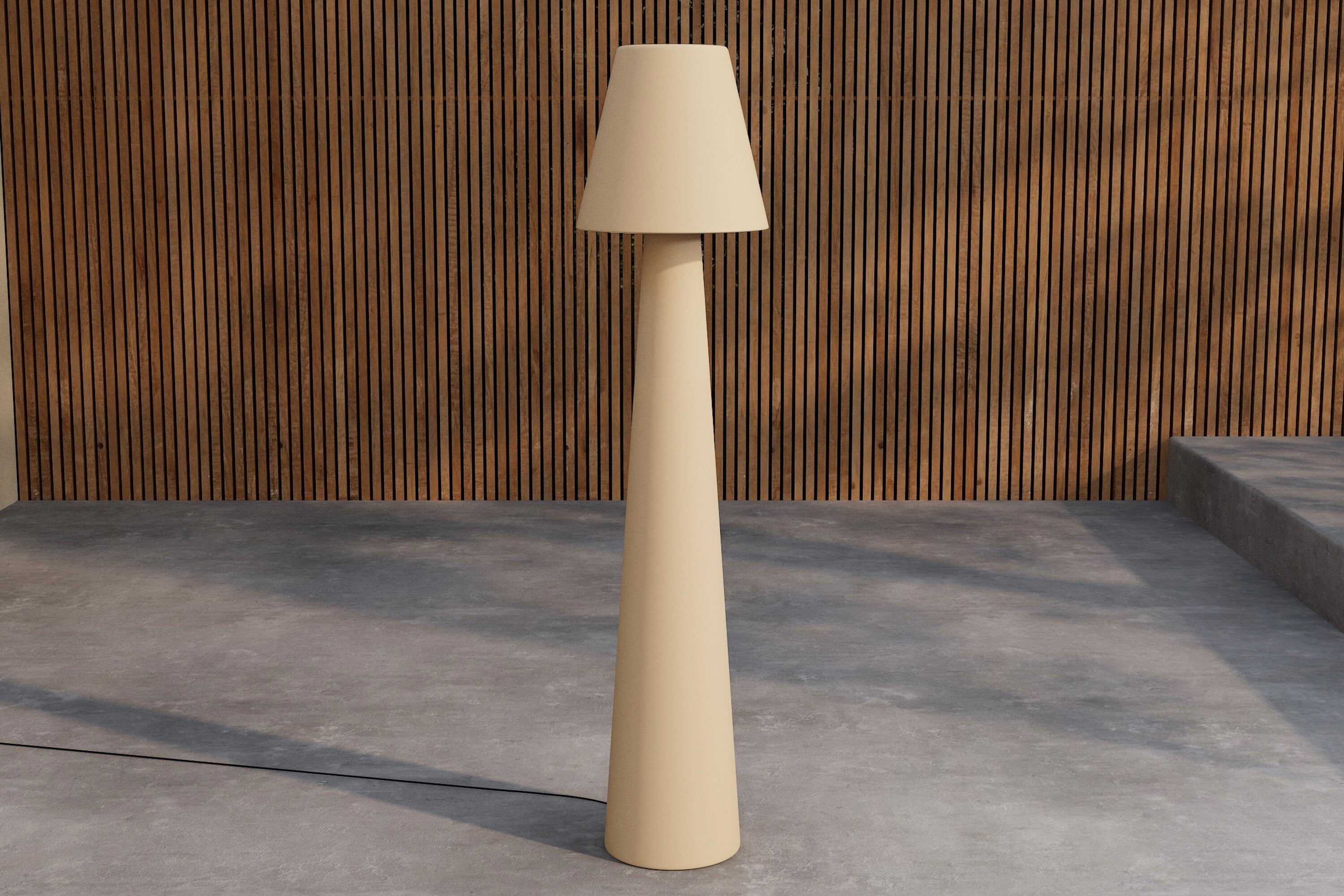 Elegante Stratford Stehleuchte in Beige für den Außenbereich, ideal für stimmungsvolle Beleuchtung im Garten oder auf der Terrasse.