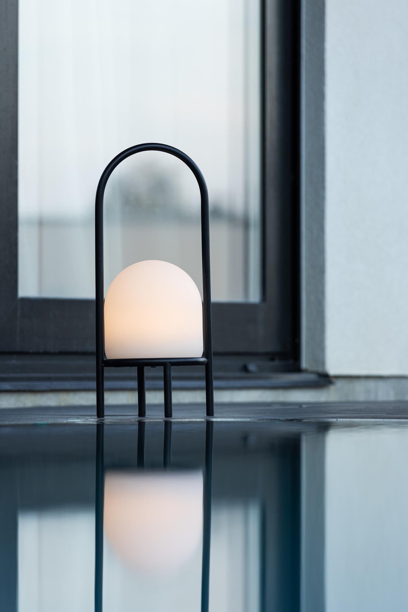 Colie Tischleuchte: Modernes Design trifft auf funktionale Eleganz.