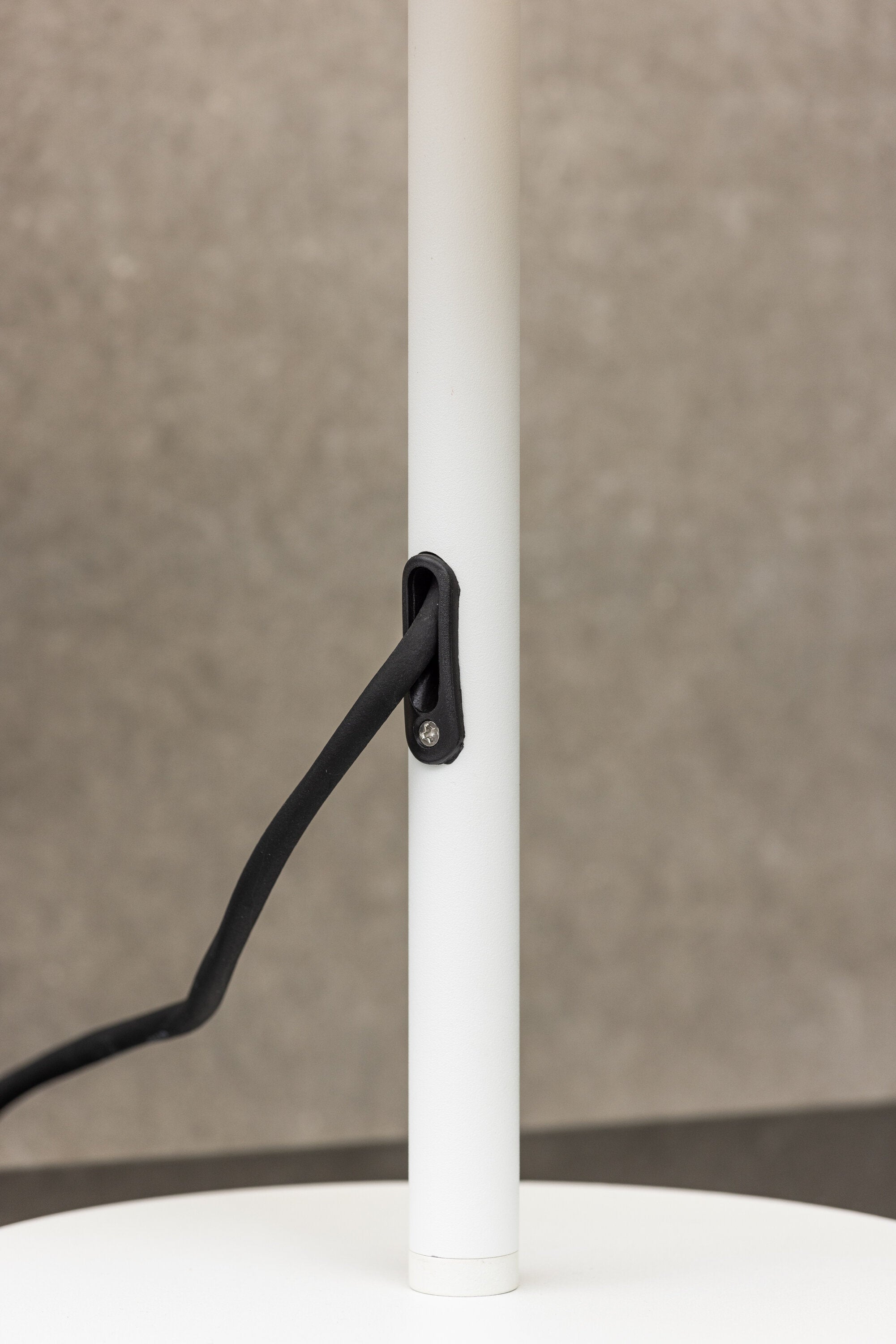 Moris Tischleuchte in Weiss präsentiert im Onlineshop von KAQTU Design AG. Tischleuchte ist von Venture Home