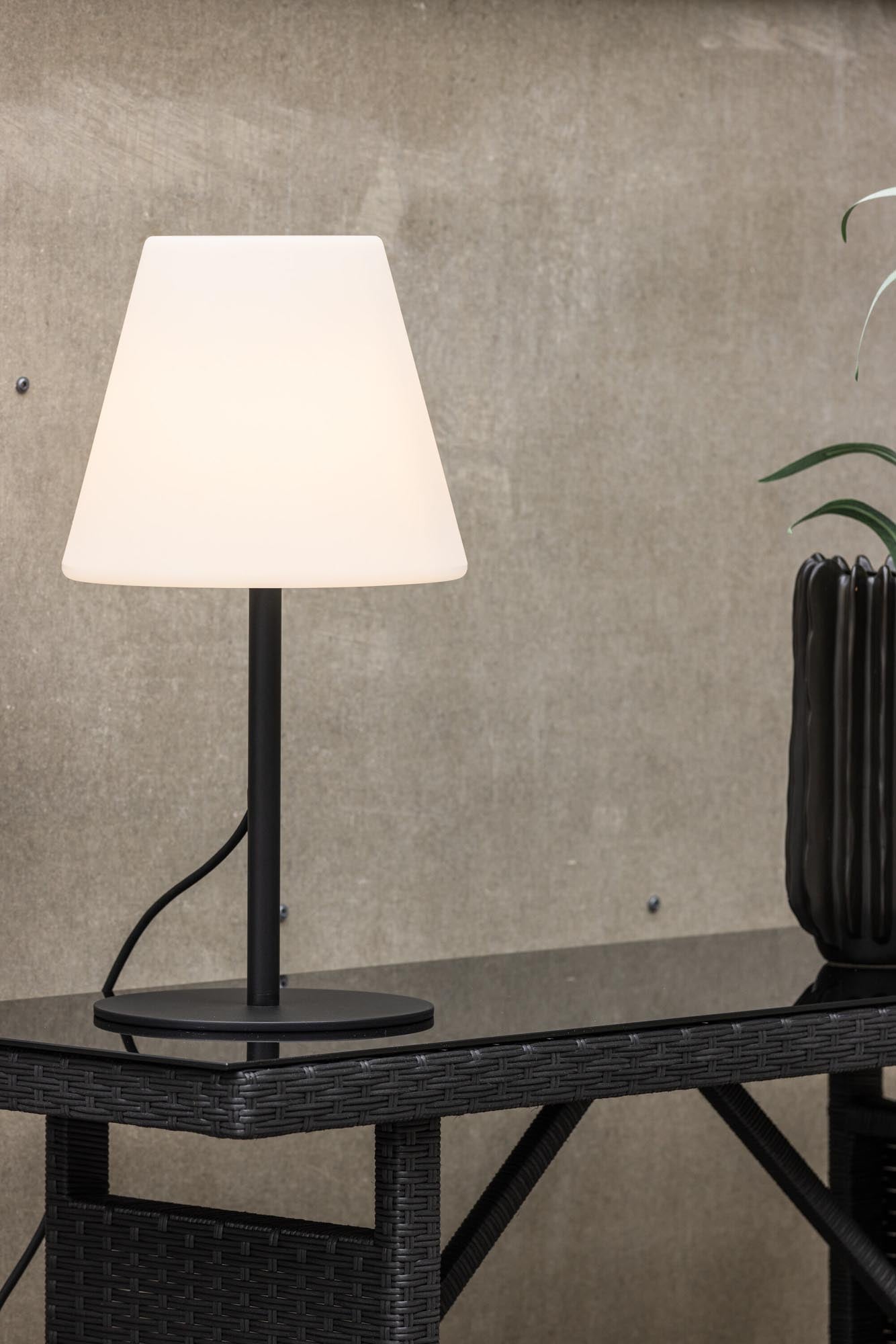 Moris Tischleuchte: Zeitloses Design für stilvolle Wohnambiente.