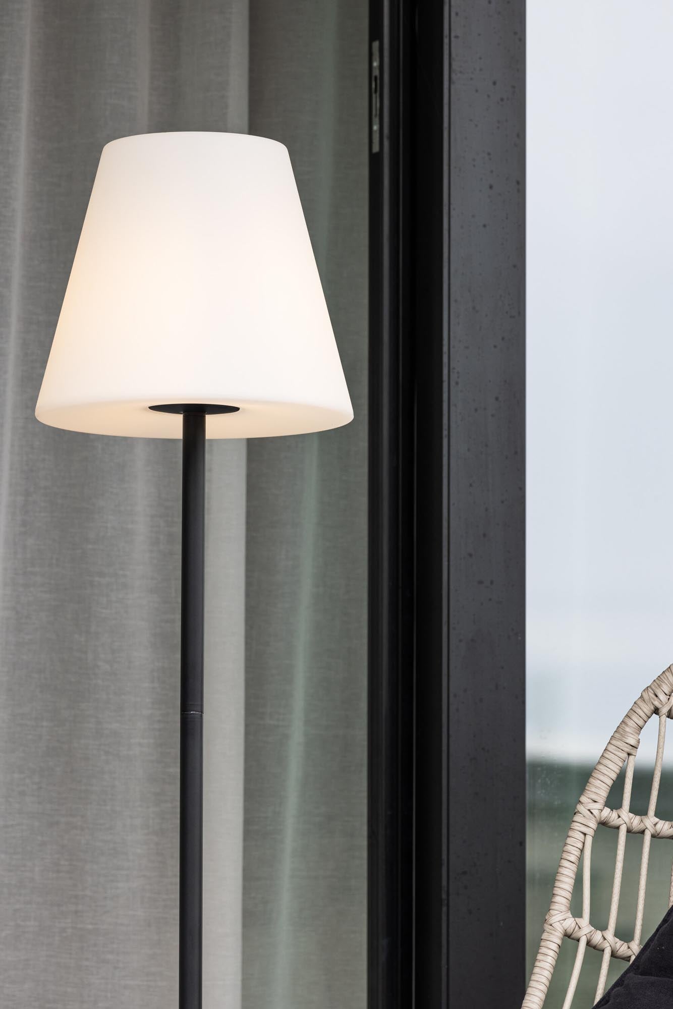 Moris Stehleuchte: Modernes Design für stimmungsvolle Aussenbeleuchtung.