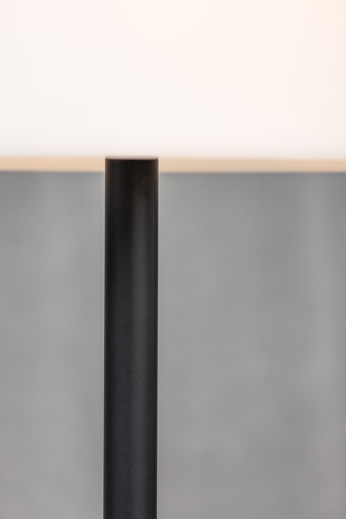 Moris Stehleuchte: Stilvolle Aussenbeleuchtung für moderne Gärten.