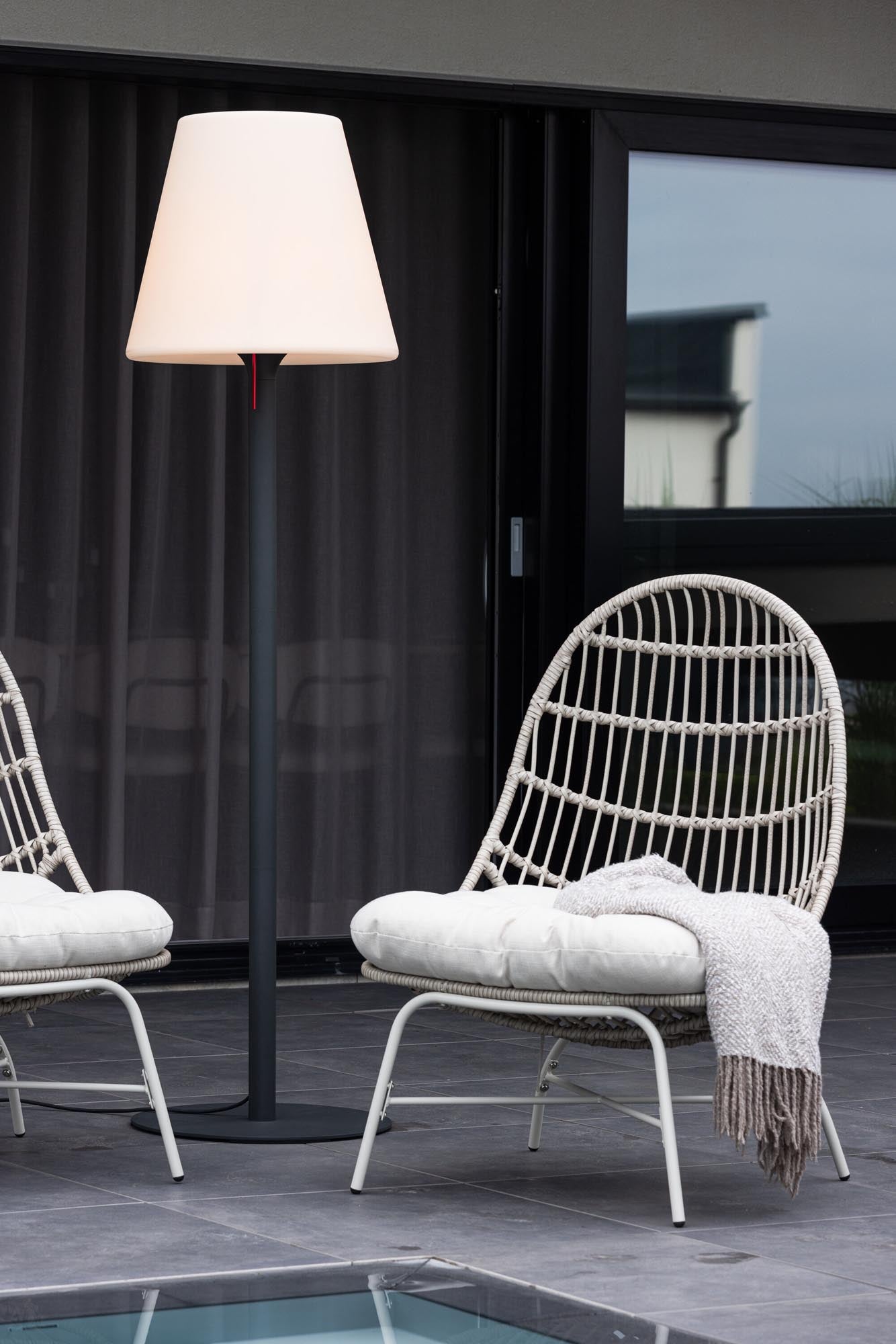 Moris Stehleuchte: Stilvolle Beleuchtung für Ihren Aussenbereich.