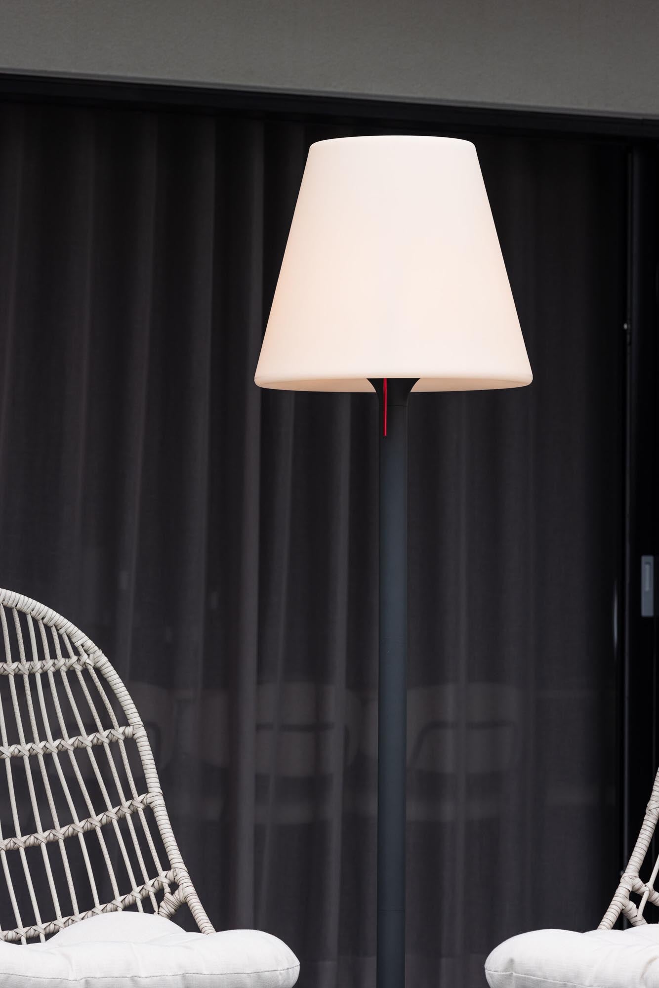 Moris Stehleuchte: Modernes Design für stimmungsvolle Aussenbeleuchtung.