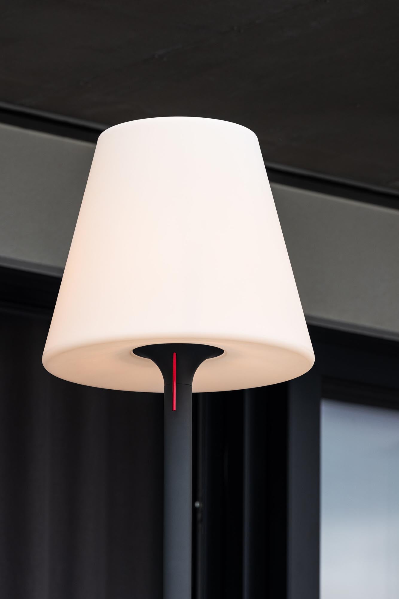 Elegante Moris Stehleuchte: Perfekte Akzentbeleuchtung für draussen.