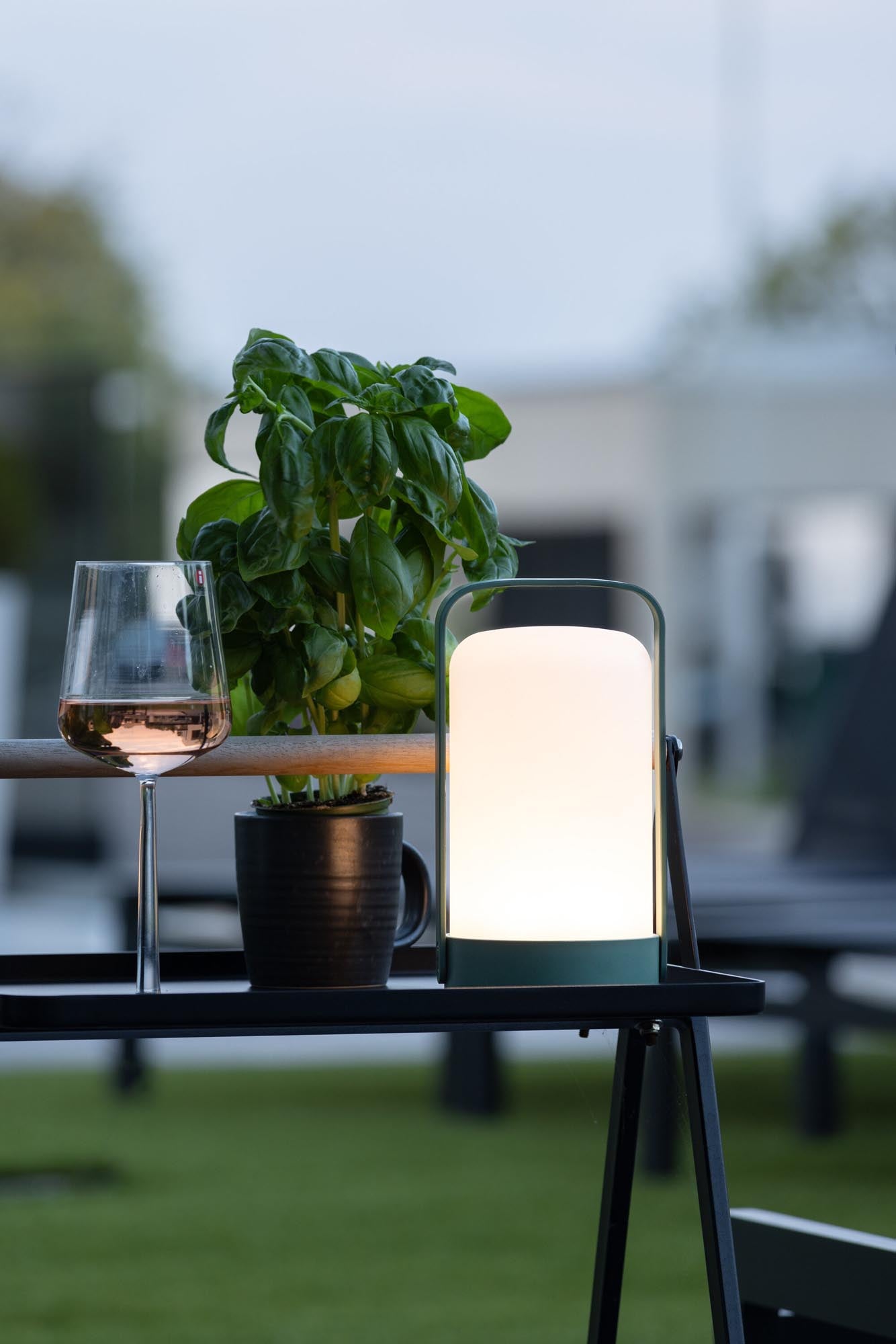 Fern Tischleuchte in Grün Weiss präsentiert im Onlineshop von KAQTU Design AG. Tischleuchte ist von Venture Home