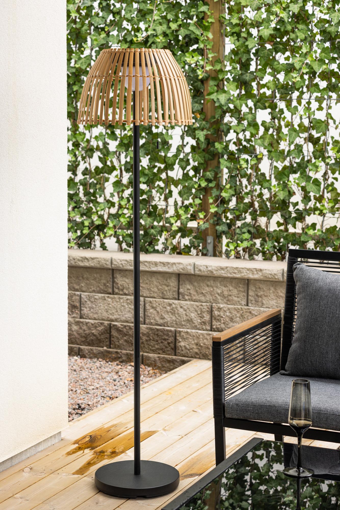 Elegante Mabis Stehleuchte: Perfekte Beleuchtung für Ihren Aussenbereich.