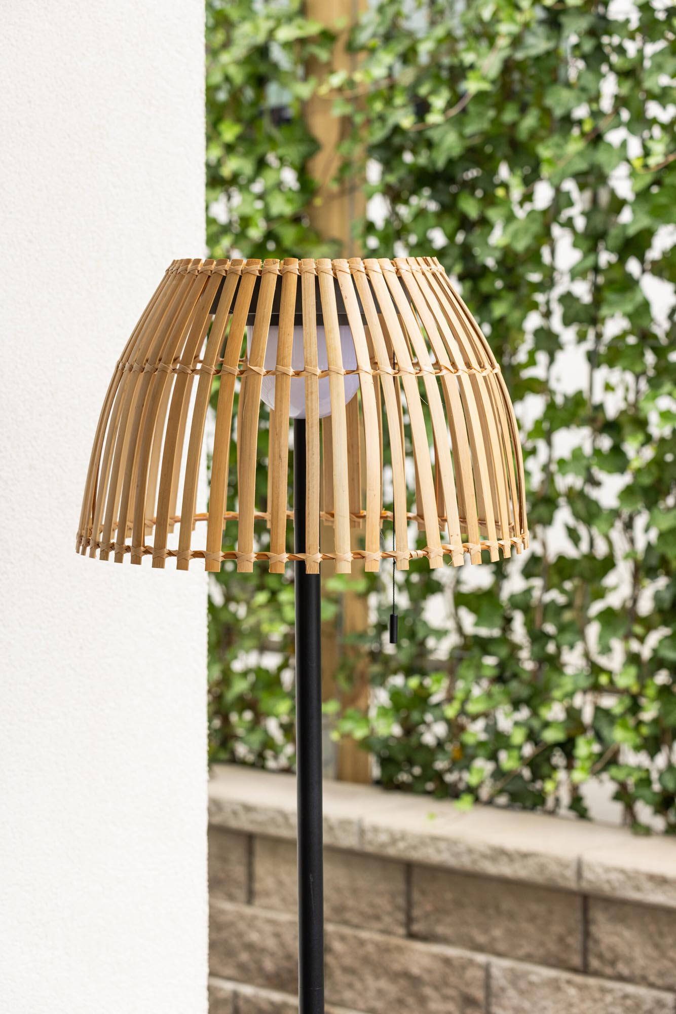 Mabis Stehleuchte: Stilvolle Akzentbeleuchtung für Terrasse und Balkon.