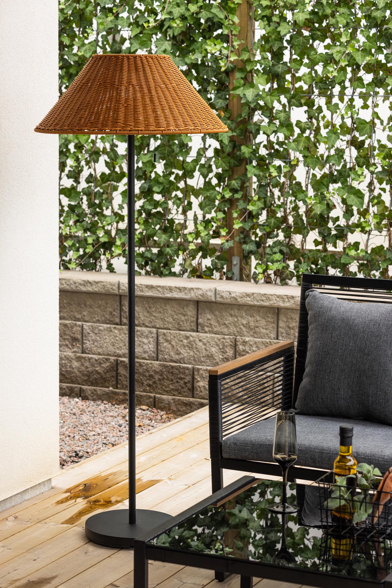 Die Mabis Stehleuchte von Venture Home kombiniert modernes Design mit Funktionalität und ist ein stilvolles Beleuchtungselement.