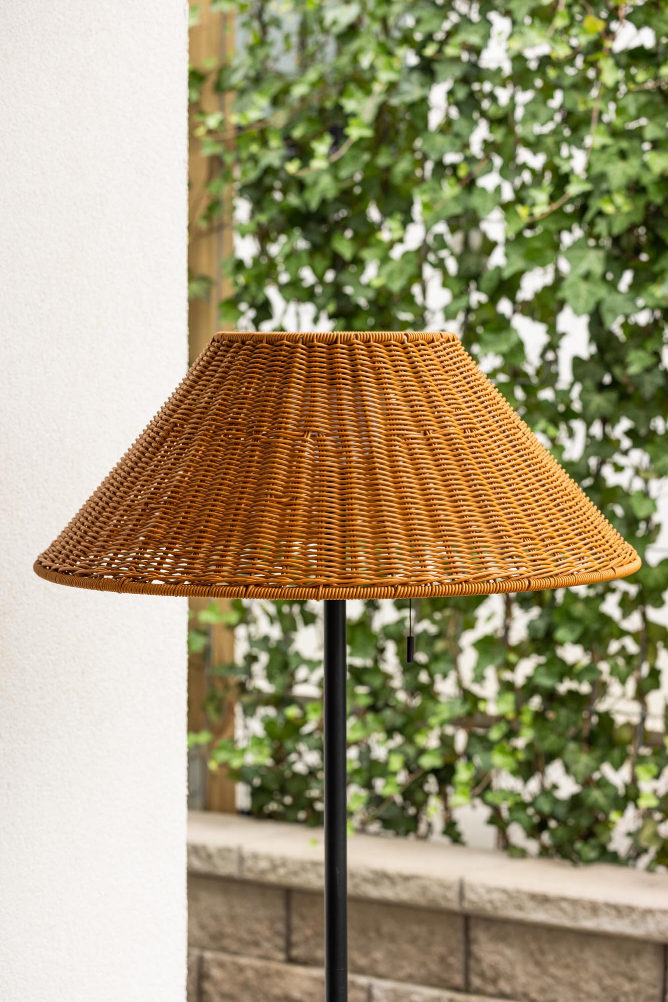 Mabis Stehleuchte: Modernes Design für stimmungsvolle Aussenbeleuchtung.