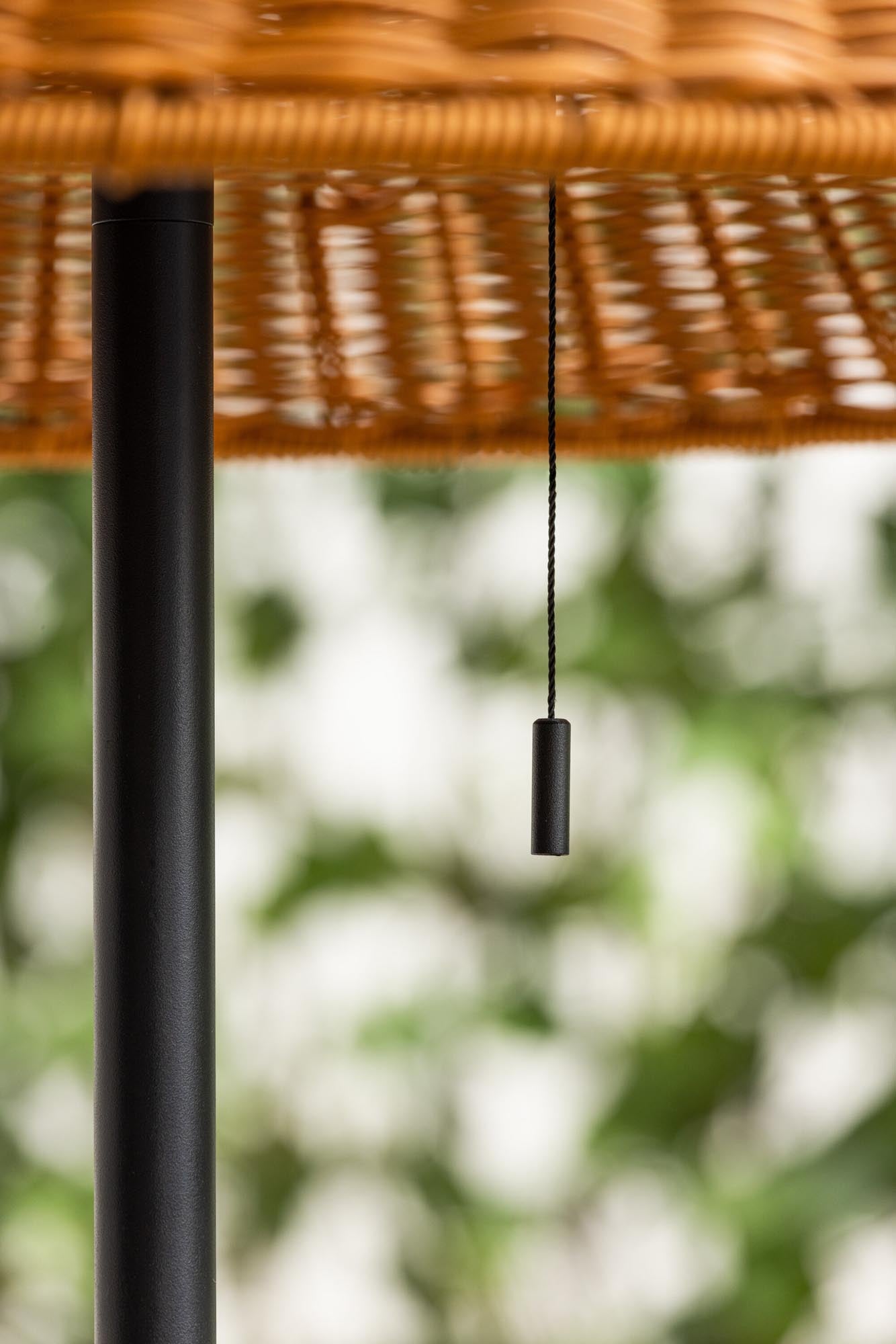 Mabis Stehleuchte: Zeitlose Eleganz für Ihren Aussenbereich.