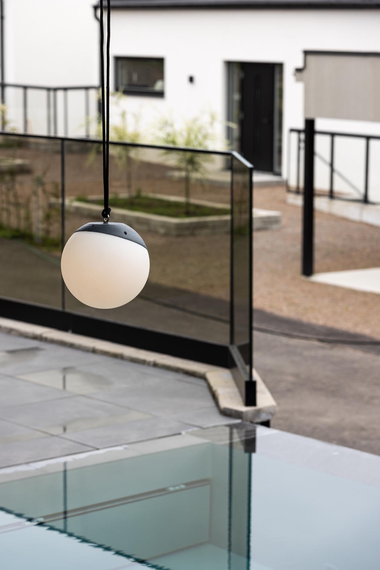 Elegante Doris Pendelleuchte von Venture Home für stilvolle Aussenbereiche.