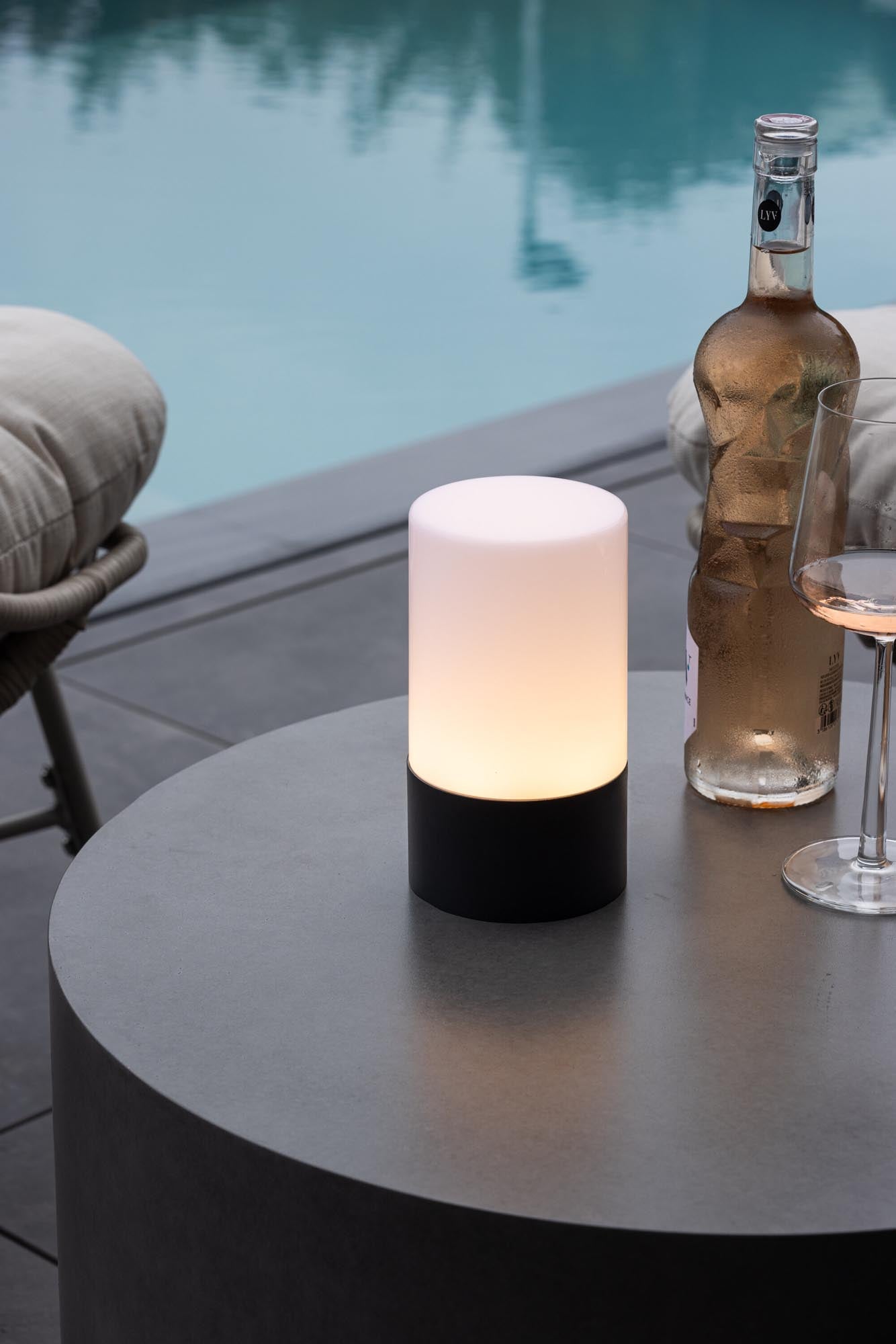 Tubu Tischleuchte in Schwarz-Weiss präsentiert im Onlineshop von KAQTU Design AG. Tischleuchte ist von Venture Home